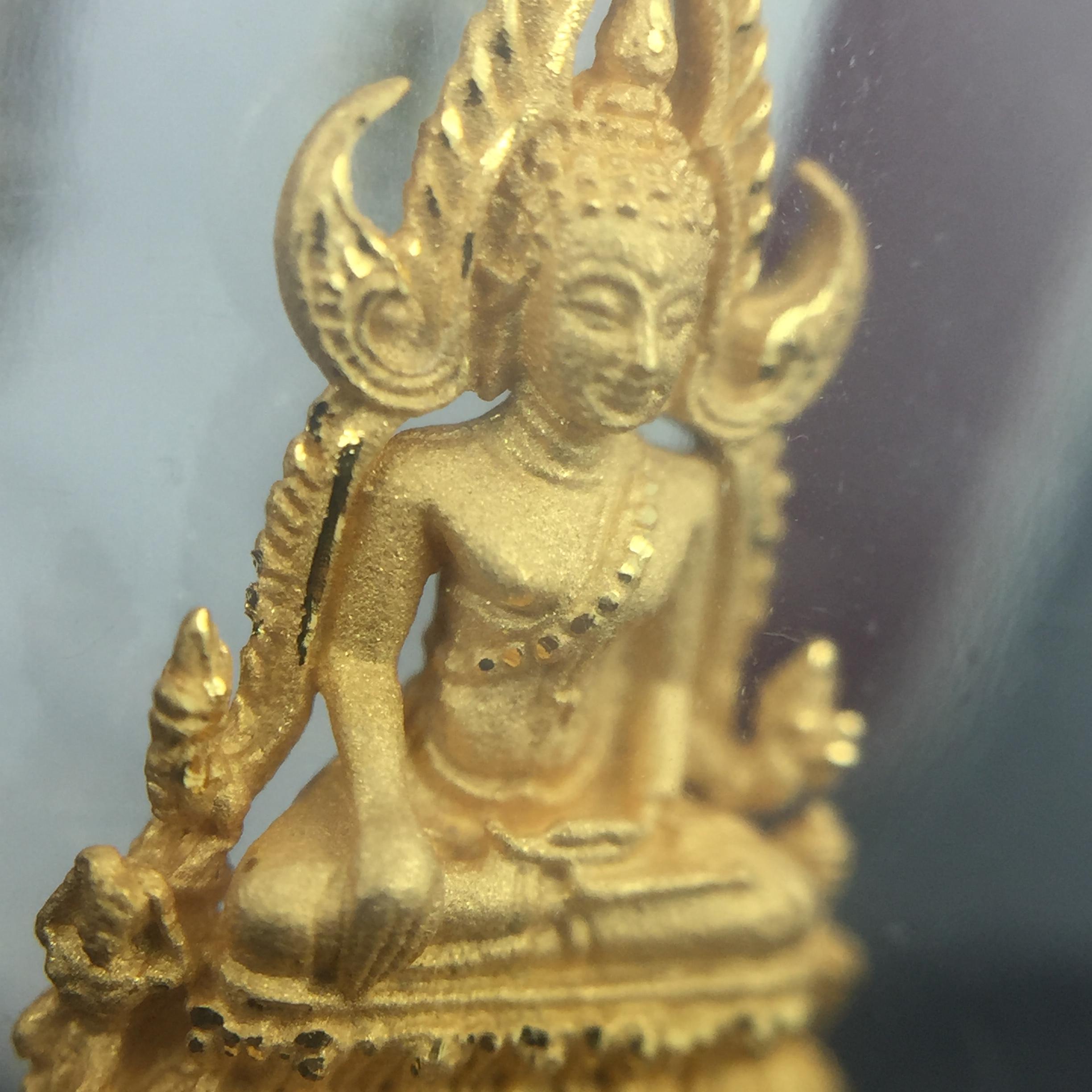 พระพุทธชินราช รุ่น ประวัติศาสตร์ มูลนิธิเพื่อตำรวจไทยจัดสร้าง ปี 2562 เนื้อทองคำขัดเงา พิมพ์ลอยองค์จิ๋ว(ขนาดสูง 1.5 ซม.) (สภาพ สวย ซีนซองเดิม กล่องบรรจุเดิมครบสมบูรณ์)