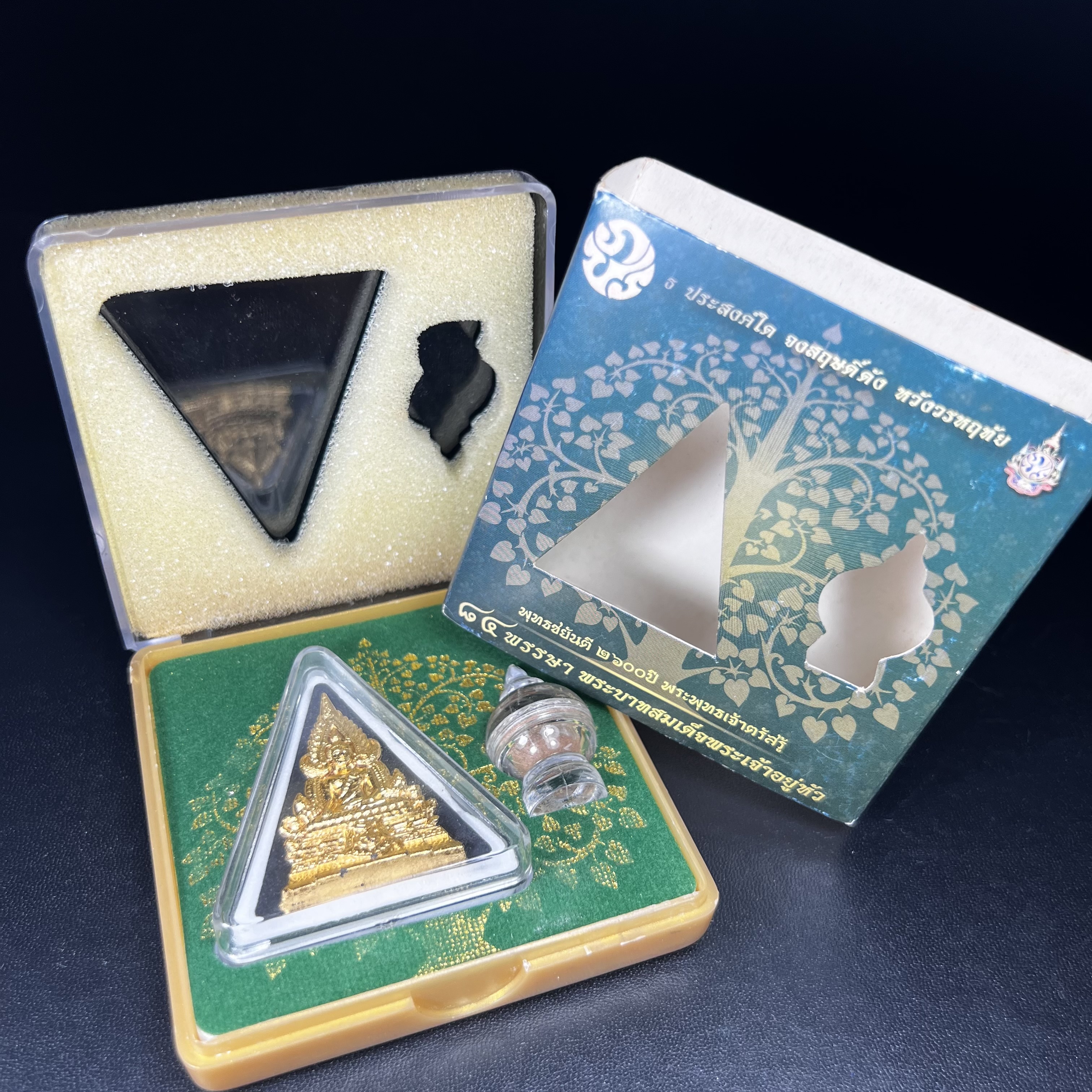 พระพุทธชินราช ภปร. 84พรรษา เนื้อผงปิดทองด้านหน้า หลัง ภ.ป.ร. เนื้อทองคำ(2.6 กรัม) (พระราชทานมวลสาร จิตรลดาและเส้นพระเจ้า(เส้นผม)ในหลวงรัชกาลที่9)พุทธศิลป์ทรงคุณค่าอีกหนึ่งรุ่นยอดนิยม(องค์หมายเลข ๑๑๐๙)1 ใน 3000 องค์ หายาก