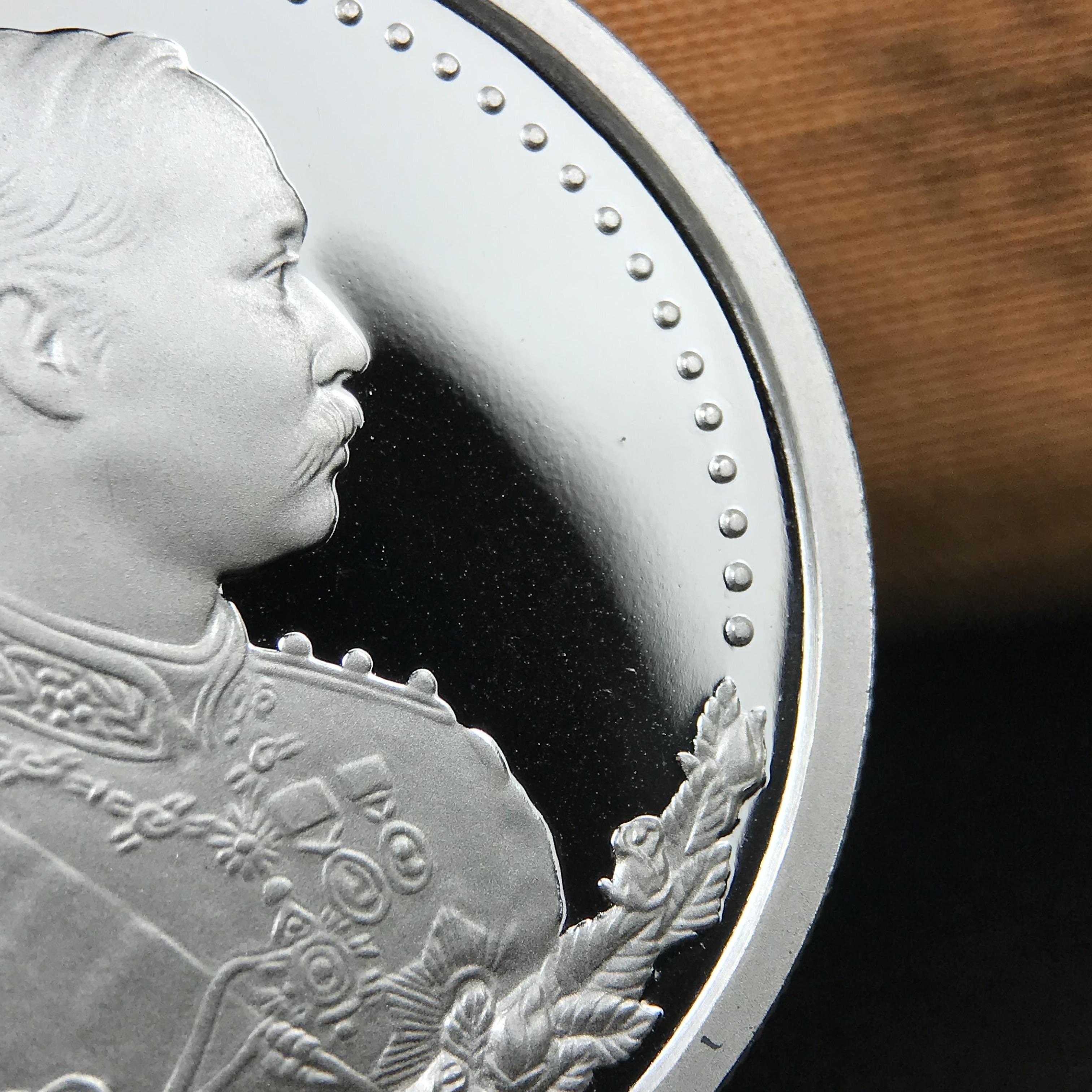 เหรียญรัชกาลที่ 5 หลัง 12 นักษัตริย์ รุ่นมหาลาภ ปี 2539 เนื้อเงินขัดเงา บล็อกนอก(เพิร์ธ)ออสเตรเรีย ขนาด 3.2 ซ.ม. กล่องบรรจุเดิมครบสมบูรณ์สวยงาม พิธีพุทธาภิเษก ณ.พระอุโบสถ วัดพระแก้ว สมเด็จพระญาณสังวร สมเด็จพระสังฆราช เป็นประธานพิธี