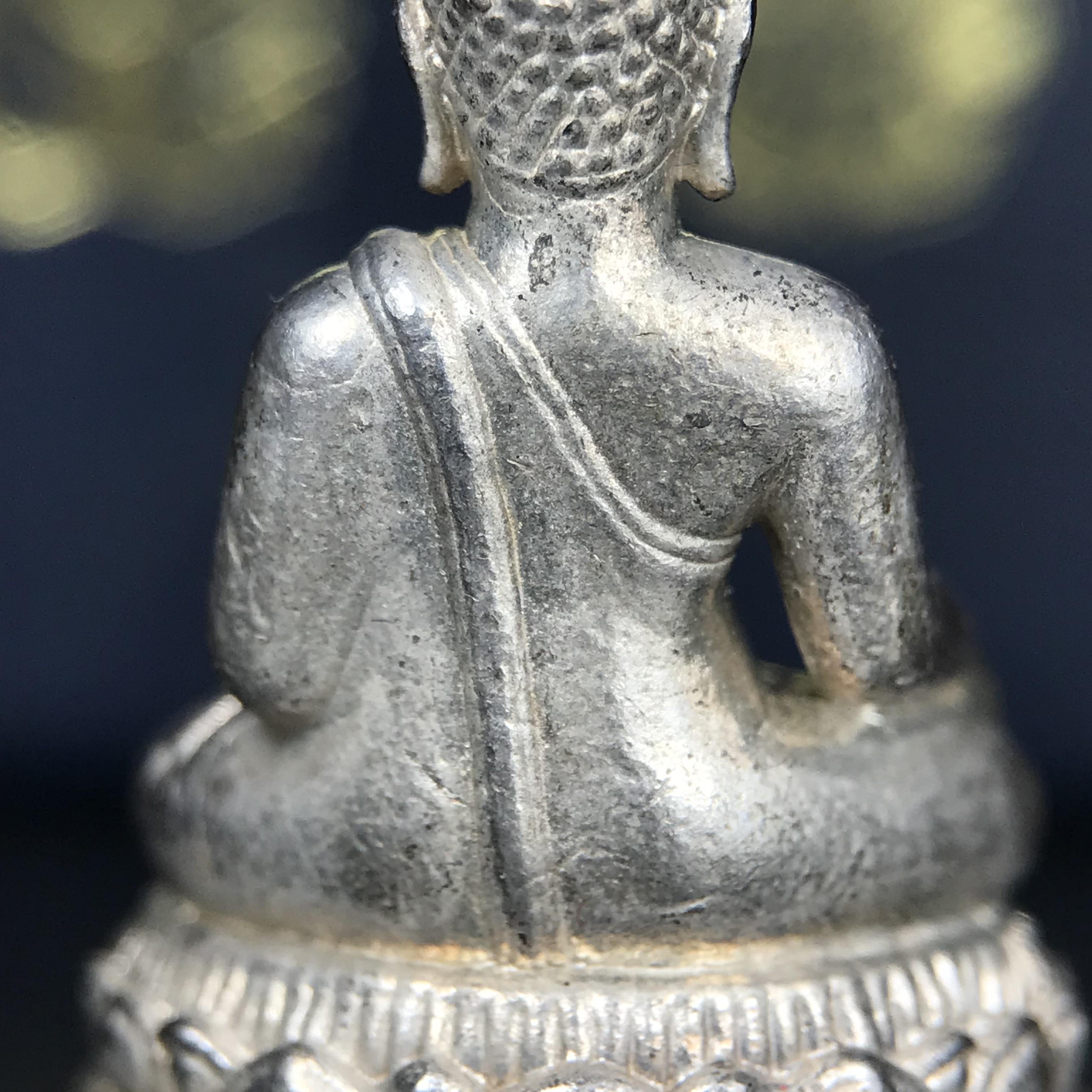 พระกริ่งพระพุทธนรสีห์ จปร.+ภปร. ครบรอบ 100 ปี ธนาคารไทยพาณิชย์ ปี 2550 พระกริ่งเนื้อเงิน(หายาก)(พุทธศิลป์งดงาม)ด้านหน้าฐานประดับด้วยตราสัญลักษณ์ "จปร" และ "ภปร" (องค์เนื้อเงินสร้างน้อย พบเจอน้อยหายาก)1 ใน 2500 องค์