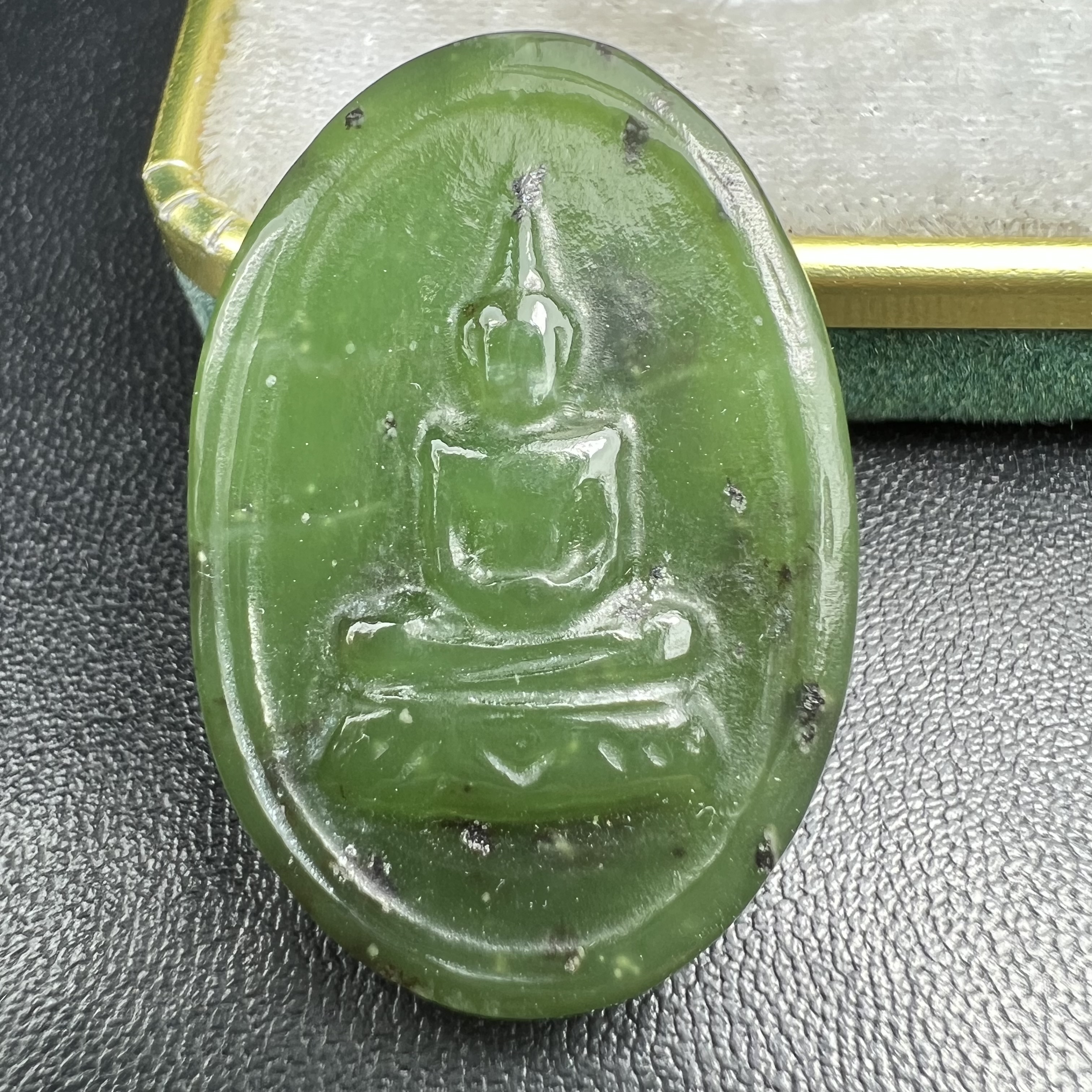 เหรียญหยกพระแก้วมรกต ชนิดกลมรูปไข่ วัดพระแก้วเชียงราย ปี 2534 ที่ระลึก 90 พรรษา สมเด็จย่า (ในหลวงรัชกาลที่9เสด็จเจิมพระสุหร่ายในพิธี)1 ใน 2534 องค์(หายาก)สุดยอดมงคลอีกหนึ่งรายการที่แนะนำ สภาพผิวหยกสวยมาพร้อมกล่องบรรจุเดิมครบสมบูรณ์