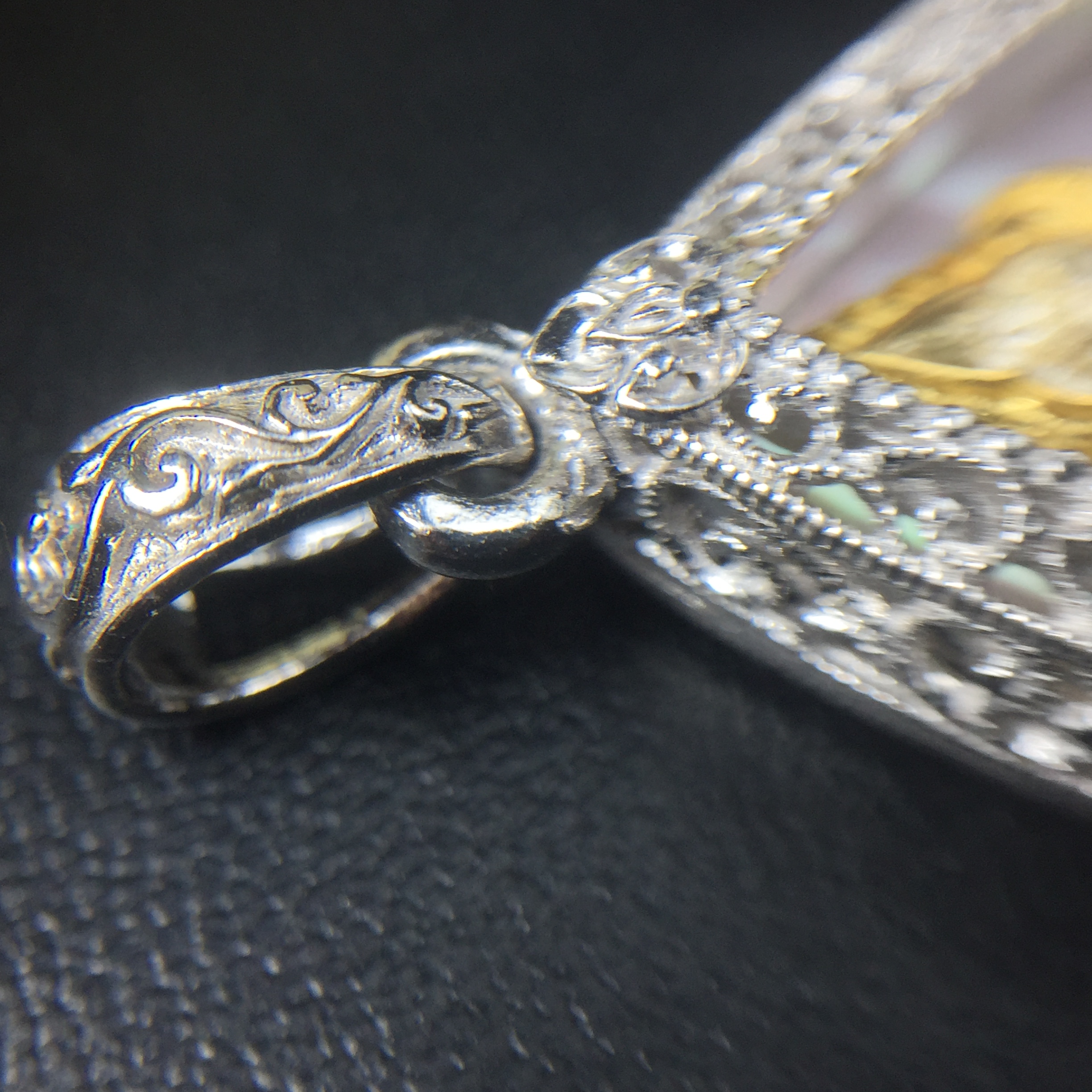 พระพุทธชินราช ภปร. โครงการ "เพราะแผ่นดินนี้ คือ แผ่นดินเกิด" ปี2548(รุ่นแรก) เหรียญทรงใบโพธิ์ ขนาด 21 x 29 มม. เนื้อเงินสามกษัตริย์ องค์พระชุบสามกษัตริย์ ล้อมด้วยกรอบเงินชุบทองคำขาวสลักเสลาเป็นลวดลายละเอียดอ่อน ส่วนพื้นองค์พระเป็นเปลือกหอยมุข