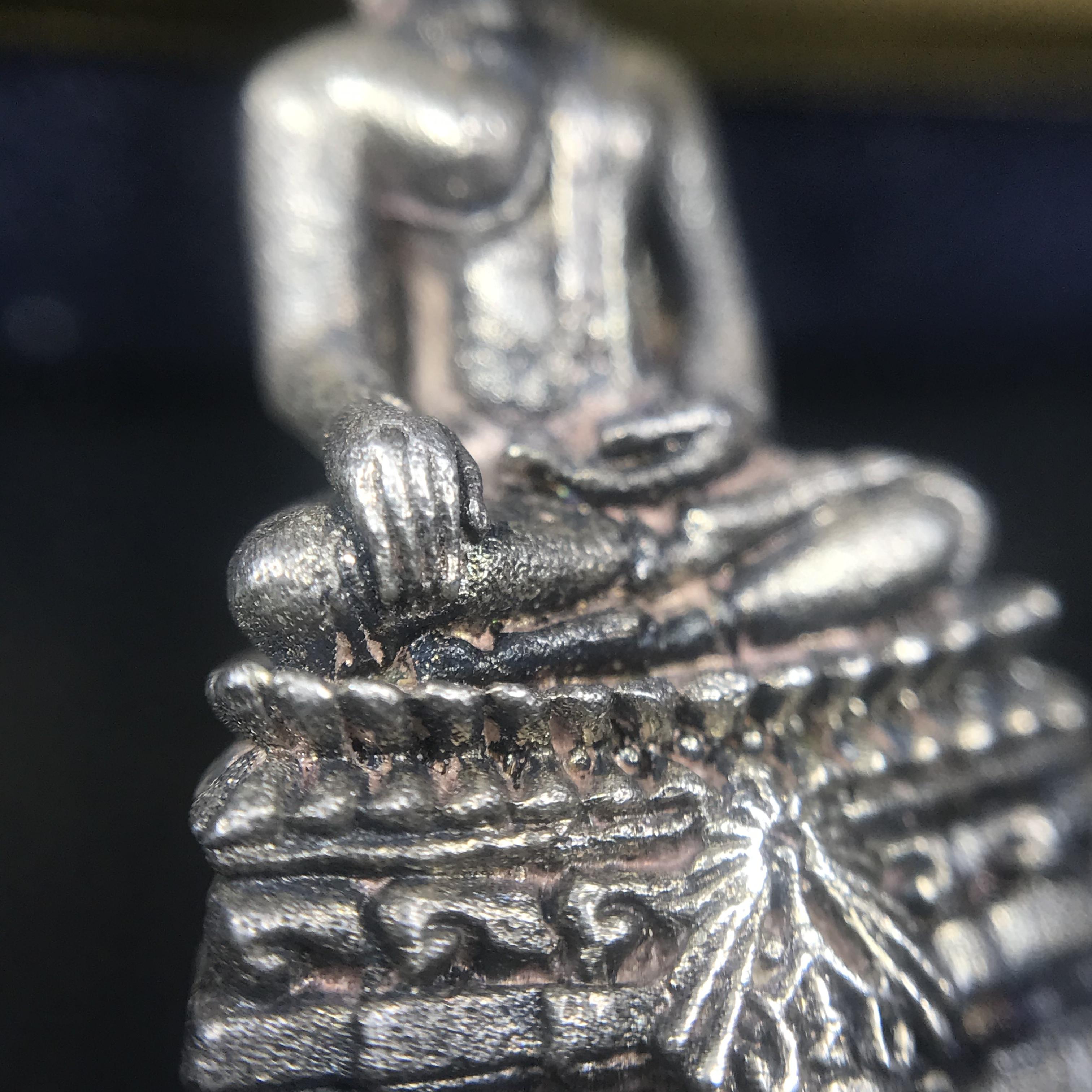 พระกริ่งพระพุทธชินสีห์ ภปร ทันโตเสฏโฐ ปี 2533 เนื้อเงิน (วัตถุมงคลหนึ่งเดียวที่บรรจุพระทนต์(ฟัน)ในหลวงรัชกาลที่9 พระราชทานให้จัดสร้าง)(1ใน1999องค์)