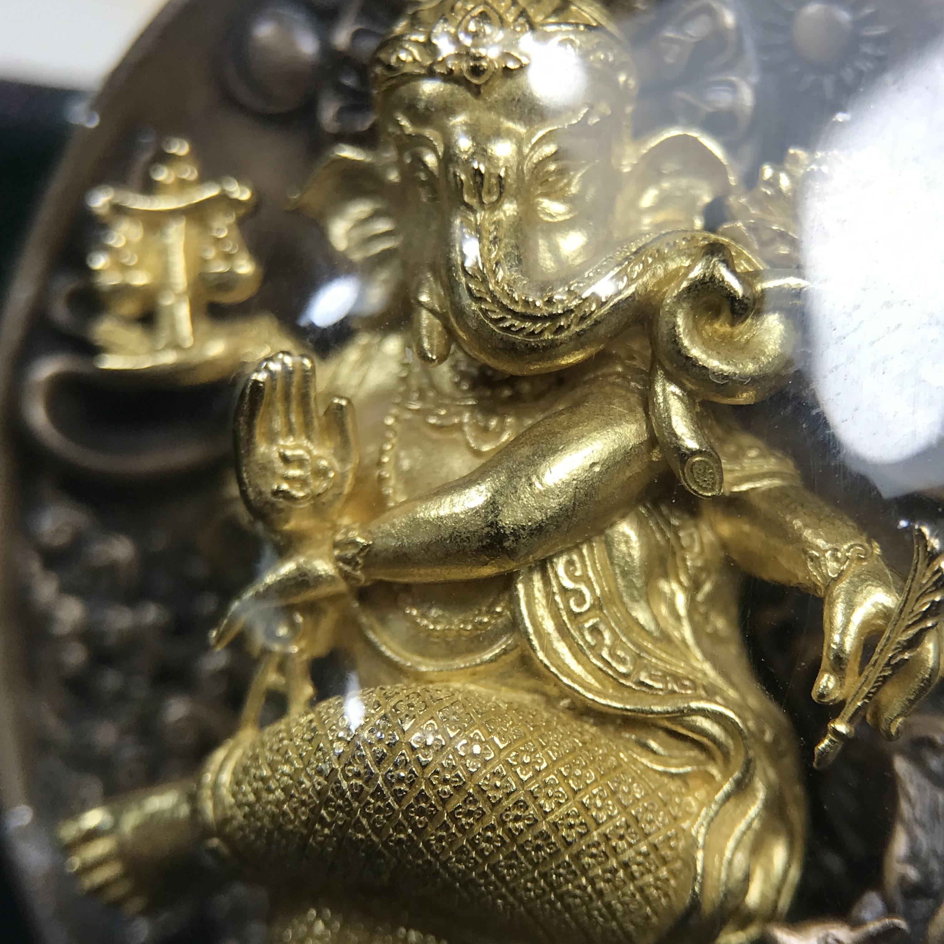 พระพิฆเนศ ประทานศิลป์ ที่ระลึกครบรอบ 50 ปี กลุ่มบ.แพรนด้าจิวเวลรี่ เนื้อบรอน์3กษัตริย์ ออกแบบได้สวยวิจิตรงดงาม ได้อัญเชิญมวลสารอันเป็นมงคลที่ได้ปลุกเสกแล้ว หลอมรวมเป็นเนื้อเดียวกับเหรียญ เพื่อความเป็นศิริมงคล สถิตย์สถาพร สืบไป