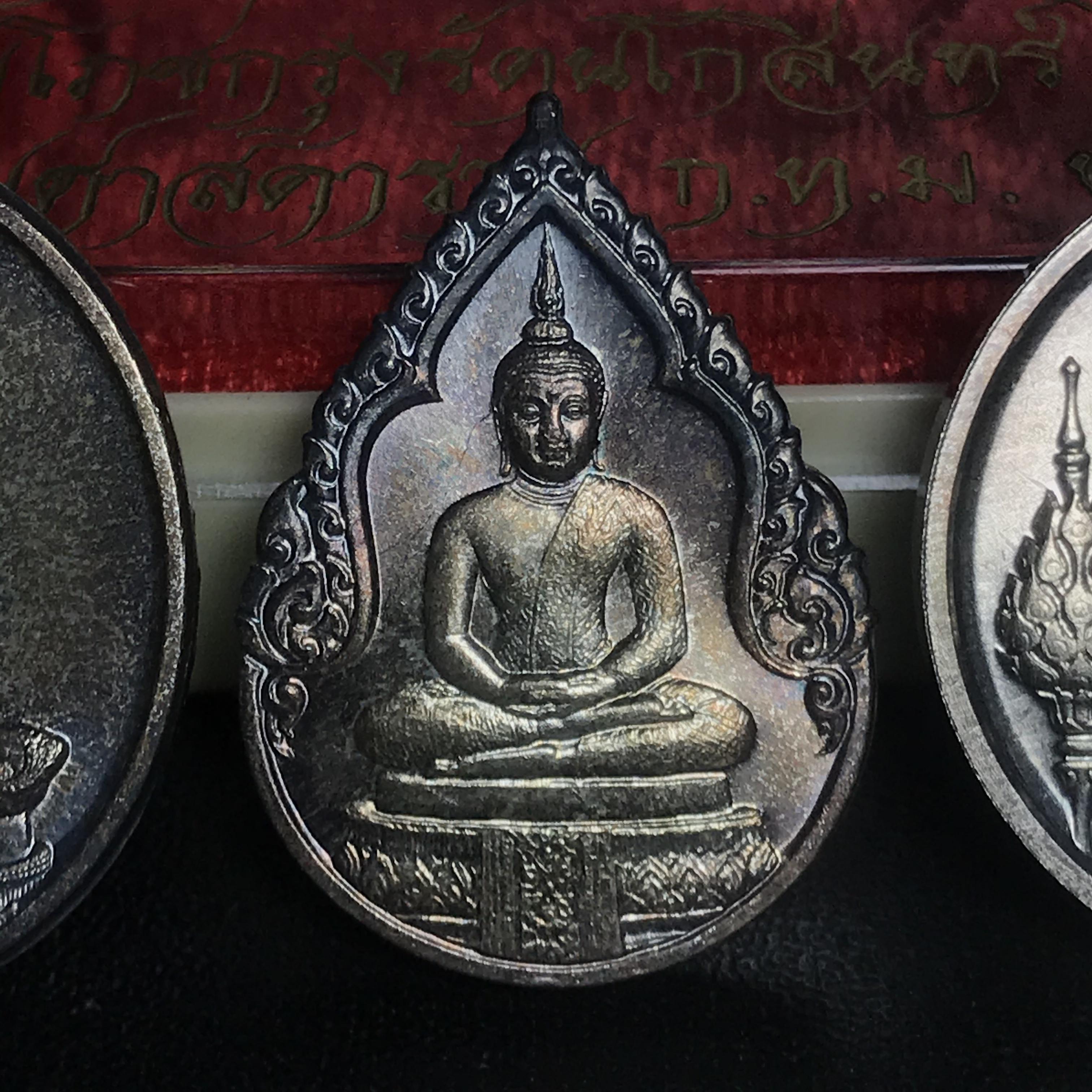 เหรียญพระแก้วมรกตหลัง ภปร ฉลองกรุงรัตนโกสินทร์ครบ 200 ปี พ.ศ.2525 เนื้อเงินกล่องบรรจุเดิมครบ3พิมพ์(บล็อกแรกไม่มีพระราชศรัธา)(ในหลวงรัชกาลที่9 เสด็จในพิธี)