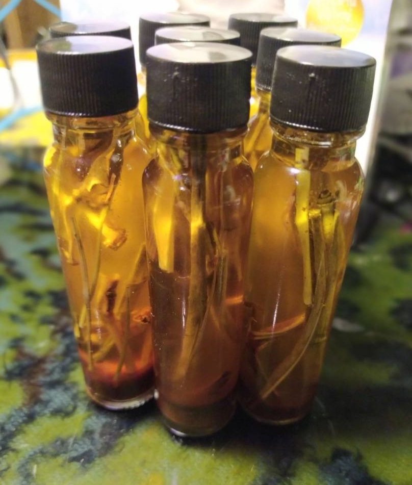 น้ำมันว่านดอกทองใส่ตะกรุดนะอกแตกให้ทุกขวด