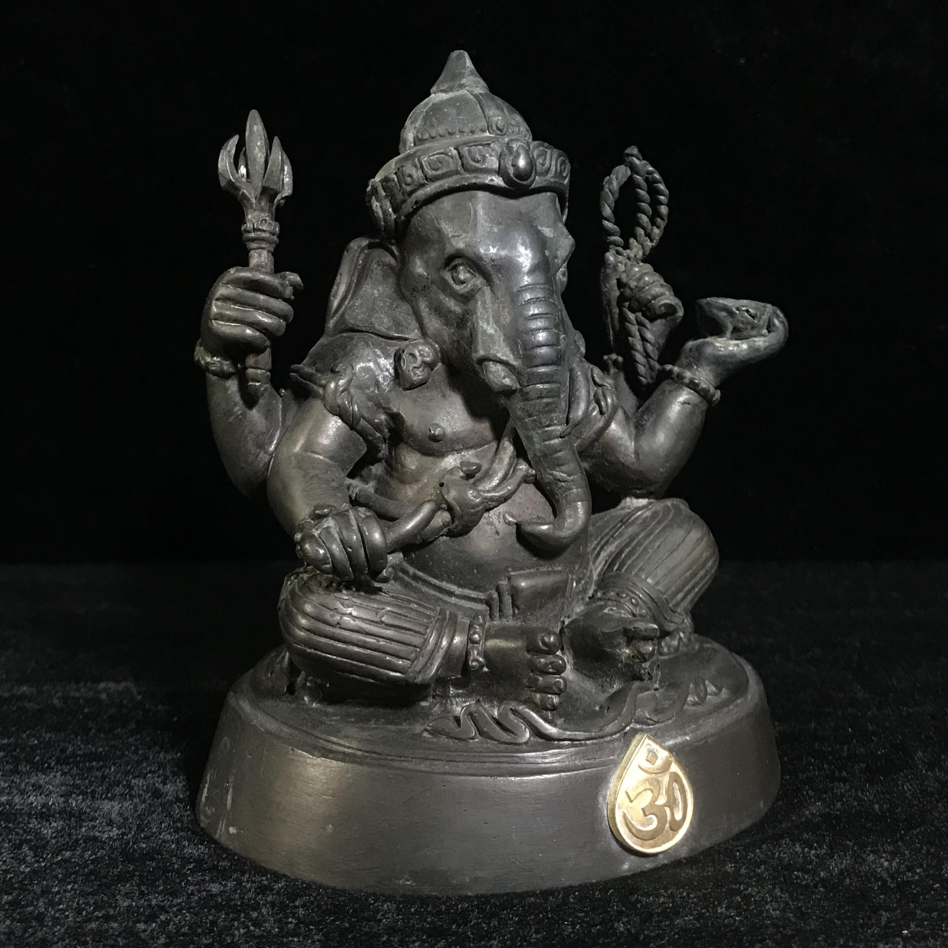 พระพิฆเนศ กรมศิลปากร ปี2547 ขนาดบูชาหน้าตัก 3 นิ้ว โลหะผสมเนื้อดี มีโค๊ดหมายเลขกำกับ (1 ใน 5000 องค์)