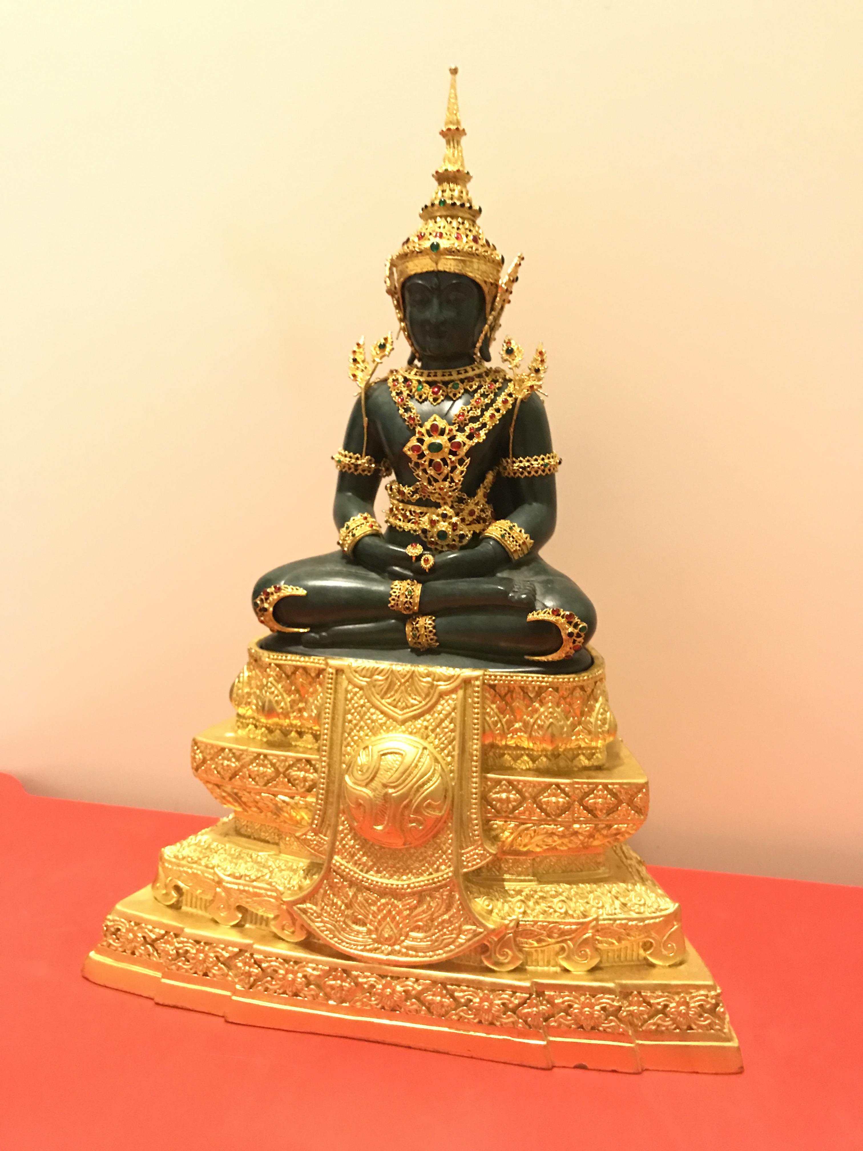 พระพุทธมหามณีรัตนปฏิมากร จำลอง (พระแก้วมรกต) ขนาดบูชาหน้าตัก 5 นิ้ว ตราสัญลักษณ์ ภ.ป.ร. รุ่นแรก ปี2547 เนื้อนวโลหะเคลือบสีเขียว(เครื่องทรงนวโลหะชุบทองไมครอน)