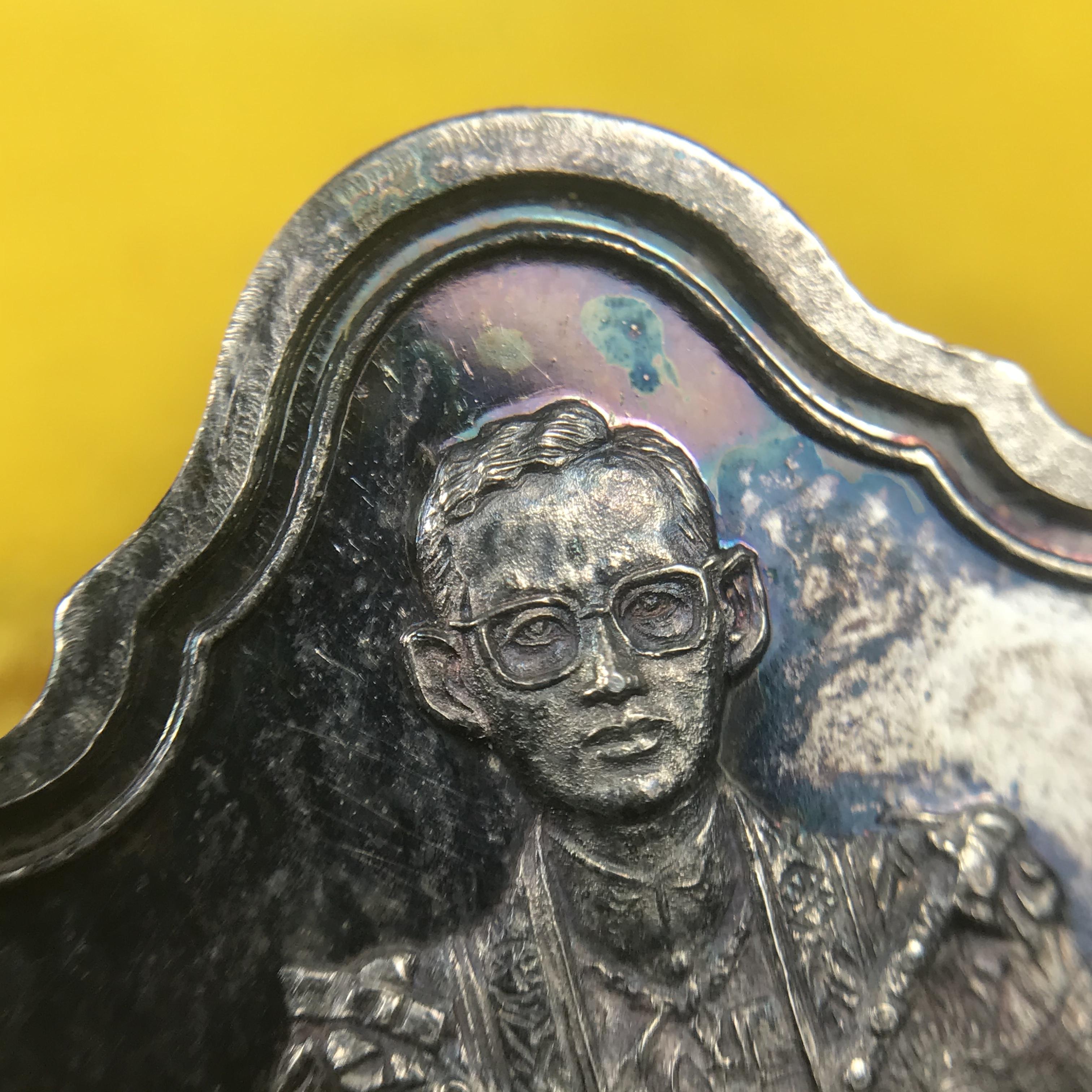 เหรียญพระบาทสมเด็จพระเจ้าอยู่หัว รัชกาลที่9ประทับนั่งบัลลังก์ กระทรวงมหาดไทยจัดสร้าง ปี2539 เนื้อเงินกล่องบรรจุเดิมสภาพสวย เนื้อเงินผิวเดิมขึ้นสีรุ้งธรรมชาติ แบบนิยม หายาก