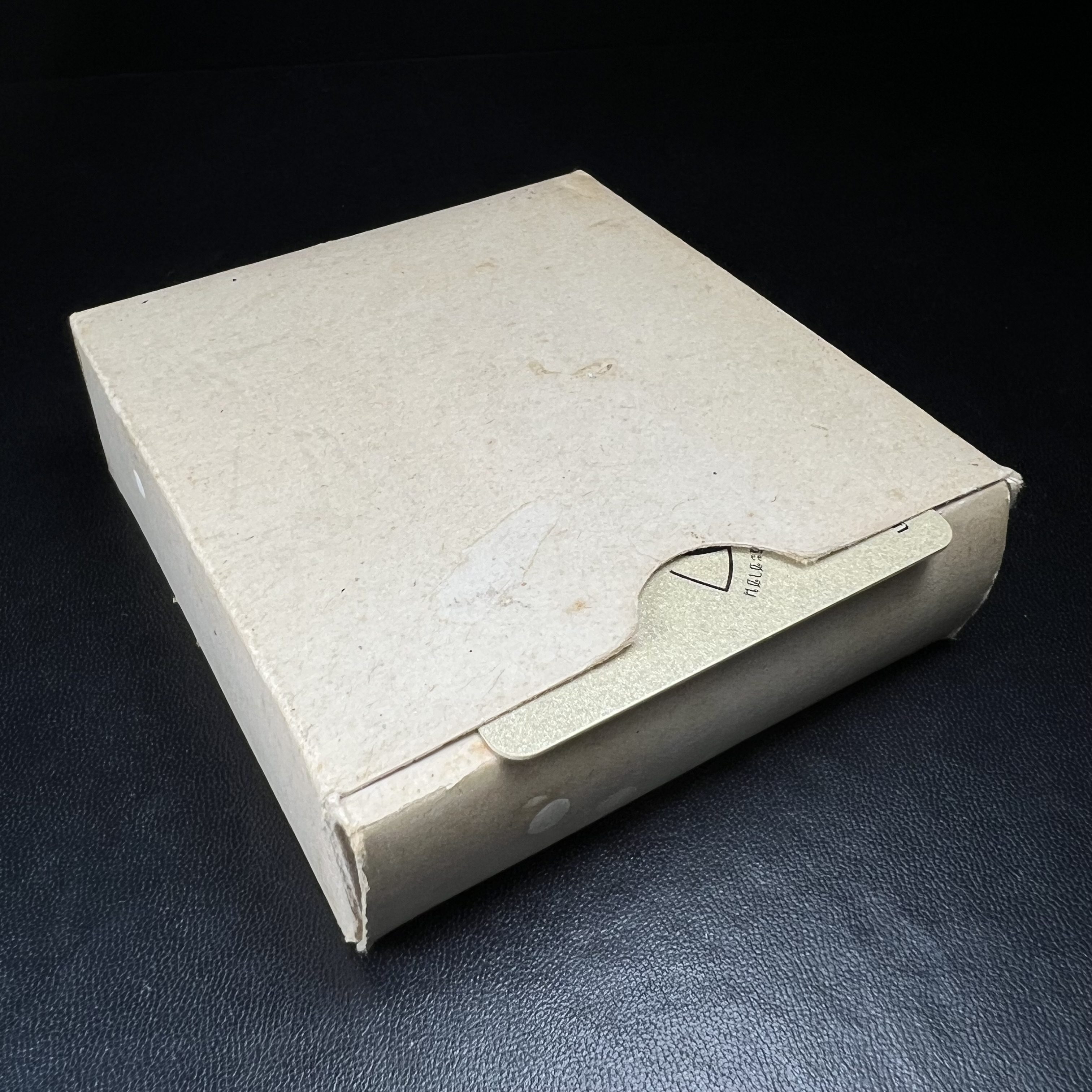 พระกริ่งไพรีพินาศ ญสส.มูลนิธิพิทักษ์ดวงตาประชาชน ฉลองศิริราชสมบัติครองราชย์ 50 ปี รัชกาลที่ 9 เนื้อเงินบริสุทธิ์ 99.9% (เนื้อเงินผิวเดิมติดรุ้งๆสวยเดิม)ขนาดสูง 2.8 ซม. พร้อมกล่องบรรจุเดิมและการ์ดใบรับรองเดิมครบสมบูรณ์(องค์หมายเลข ๒๓๒๗)