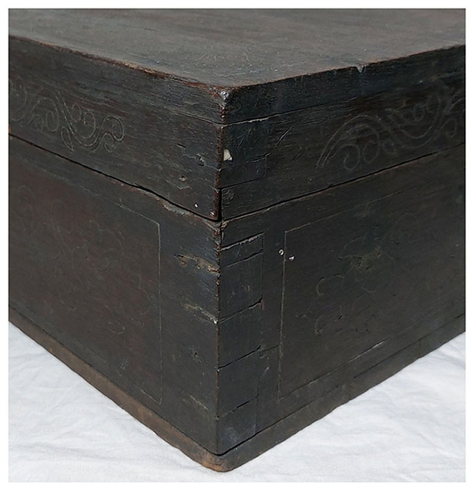 กล่องไม้เก่าตอกลายด้วยเส้นทองเหลือง-BPT2745-