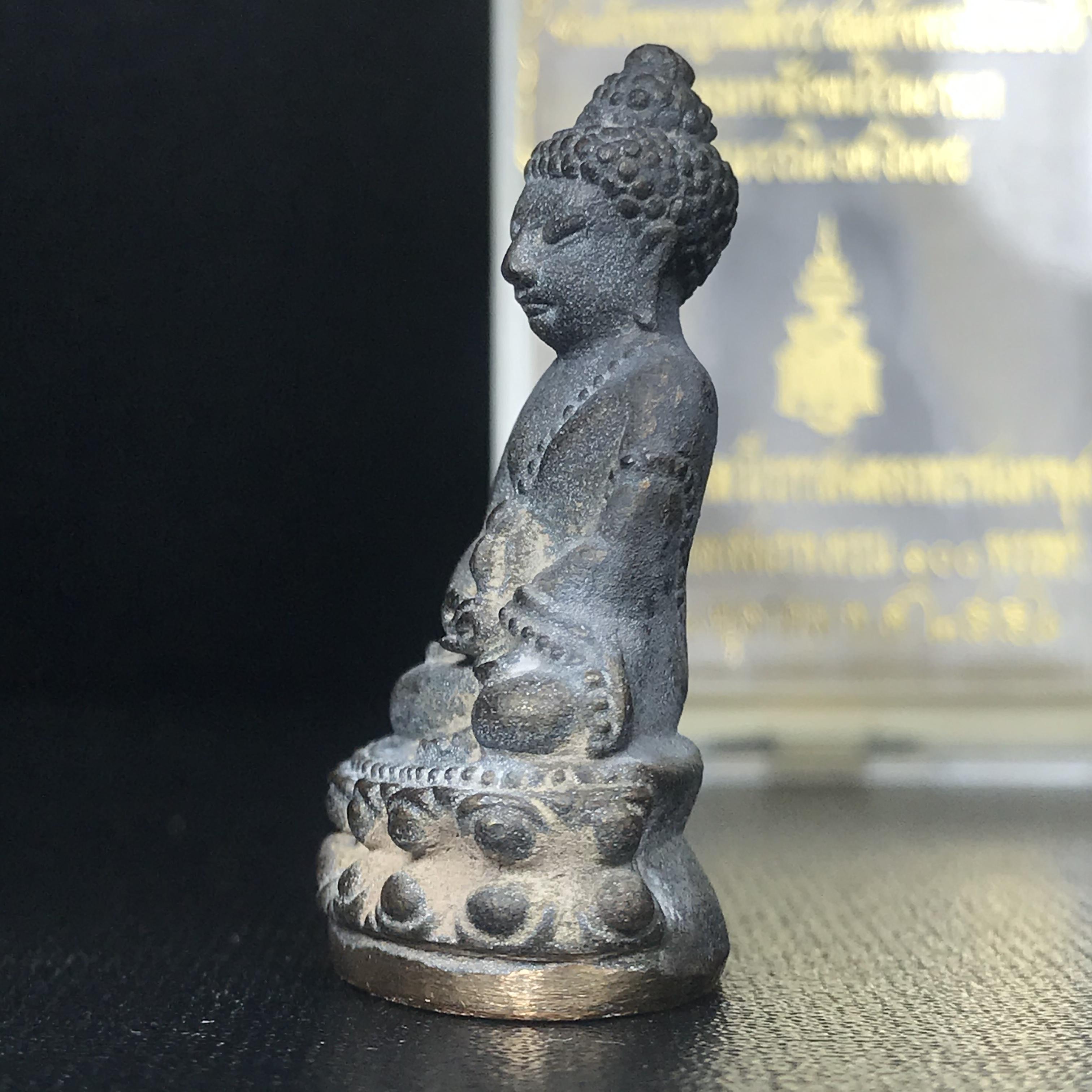 พระกริ่งชินบัญชรฉลองพระชันษา 100 ปี สมเด็จพระญาณสังวร วัดบวรนิเวศวิหาร ปี 2556 เนื้อนวโลหะผสมทองคำก้นทองแดง พิธีใหญ่ มวลสารเด่น นิยม(1 ใน 2556 องค์)