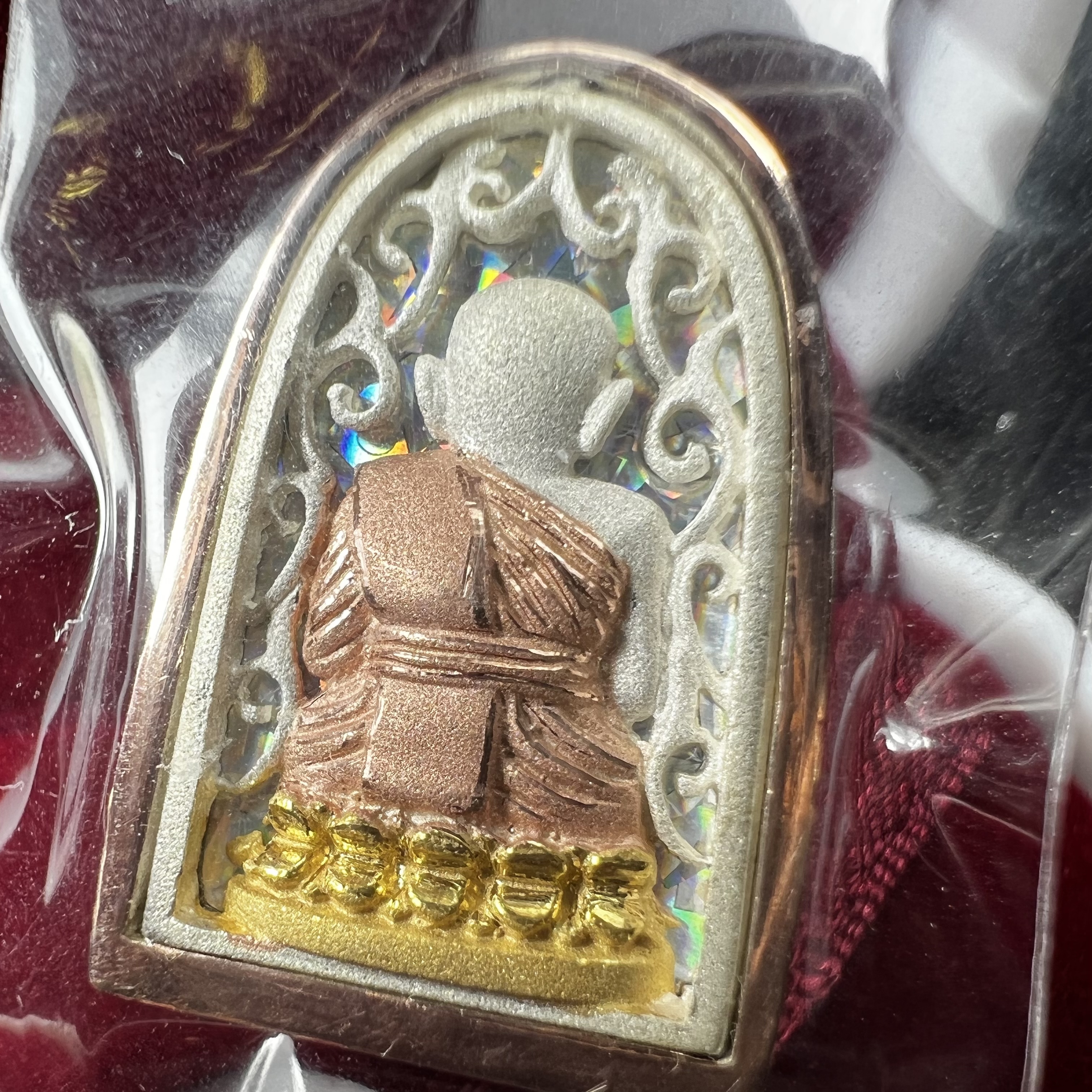 เหรียญหลวงพ่อทวด รุ่น มงคลบารมี วัดประสาทบุญญาวาส ปี 2545 เนื้อเงินสามกษัตริย์ พิมพ์ทรงพระรอด(ขนาด 2.2*1.5 ซม.)ฉลุลายฉากพื้นหลังสามมิติเปลือกหอยมุกสวยงาม ตอกโค๊ต ก(กรรมการ)พร้อมกล่องบรรจุเดิม
