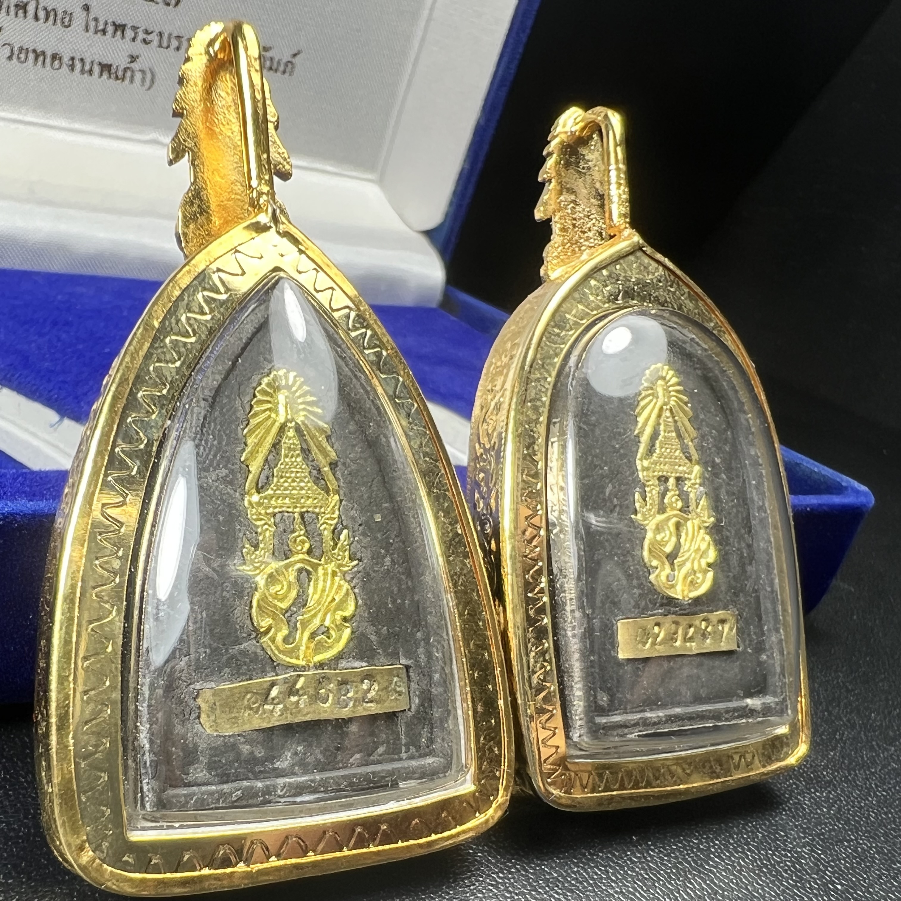 พระคู่ชุดของขวัญ พระหลวงปู่ทวด ภปร.ปี2547 ทรงกลีบบัวและกลีบขนุน(พิมพ์เตารีดและพิมพ์พระรอด)(ชนวนเก่า)เนื้อว่านด้านหลังมี ภปร. เป็นโลหะผสมสูง 3.3ซม.พิธีใหญ่ มวลสารดี ปลุกเสกวัดพระแก้ว(พร้อมกล่องบรรจุเดิม งานเลี่ยมกรอบเดิมจากผู้จัดสร้างห่อหุ้มด้วยทองนพเกล้า)