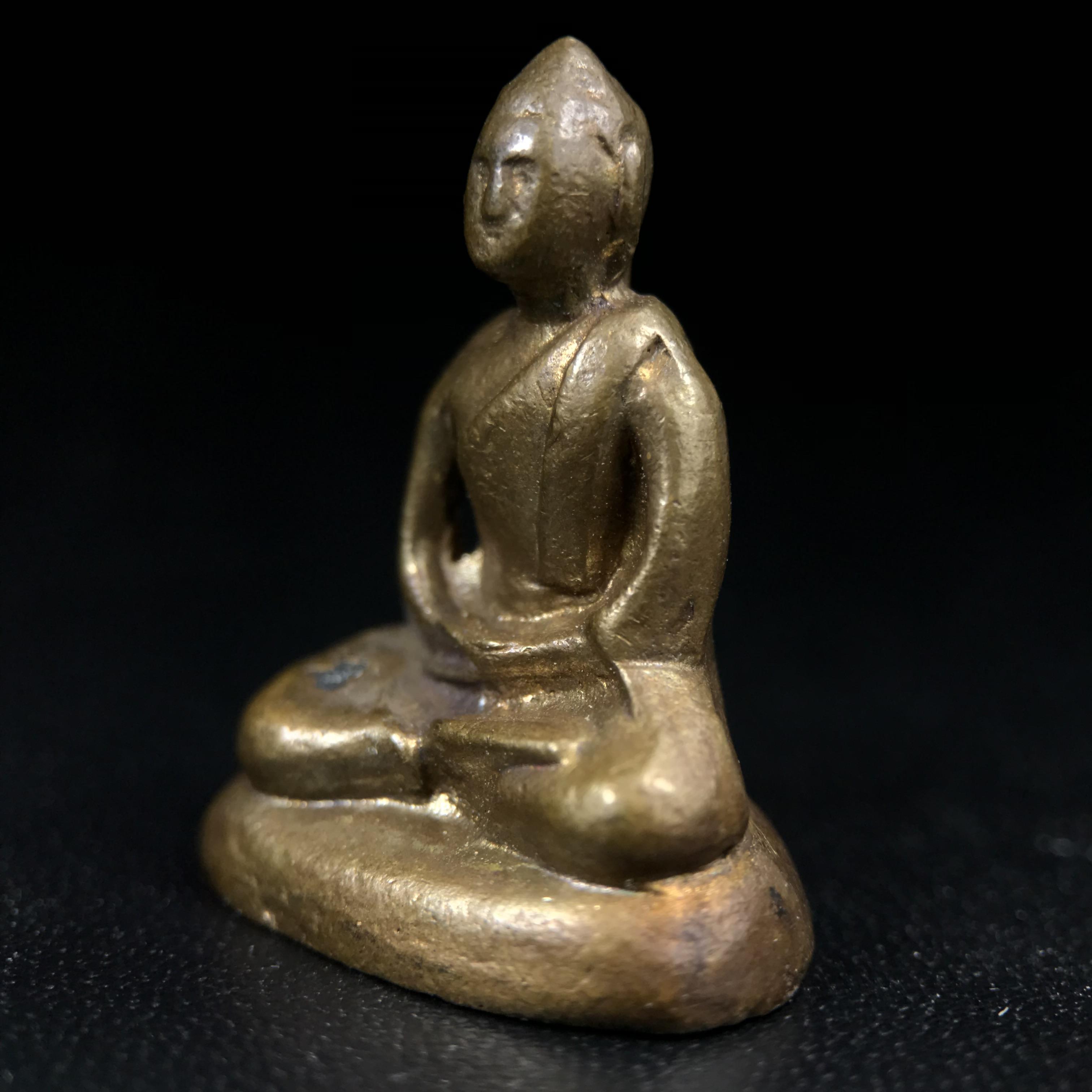 พระกริ่งฝีพระหัตถ์สมเด็จย่า ขนาดห้อยบูชาขนาดเล็ก จัดสร้างขึ้นเนื่องในวาระครบ 6 รอบ เมื่อวันที่21 ตุลาคม พ.ศ.2515(ในหลวงรัชกาลที่ 9 เสด็จพระราชดำเนินทรงเททอง)ปลุกเสกยิ่งใหญ่ เกจิ 108 รูป ร่วมปลุกเสก คัดสภาพสวยแบบนี้พบเจอน้อยมาก หมายเลขต้นๆหลักร้อย หายากมาก