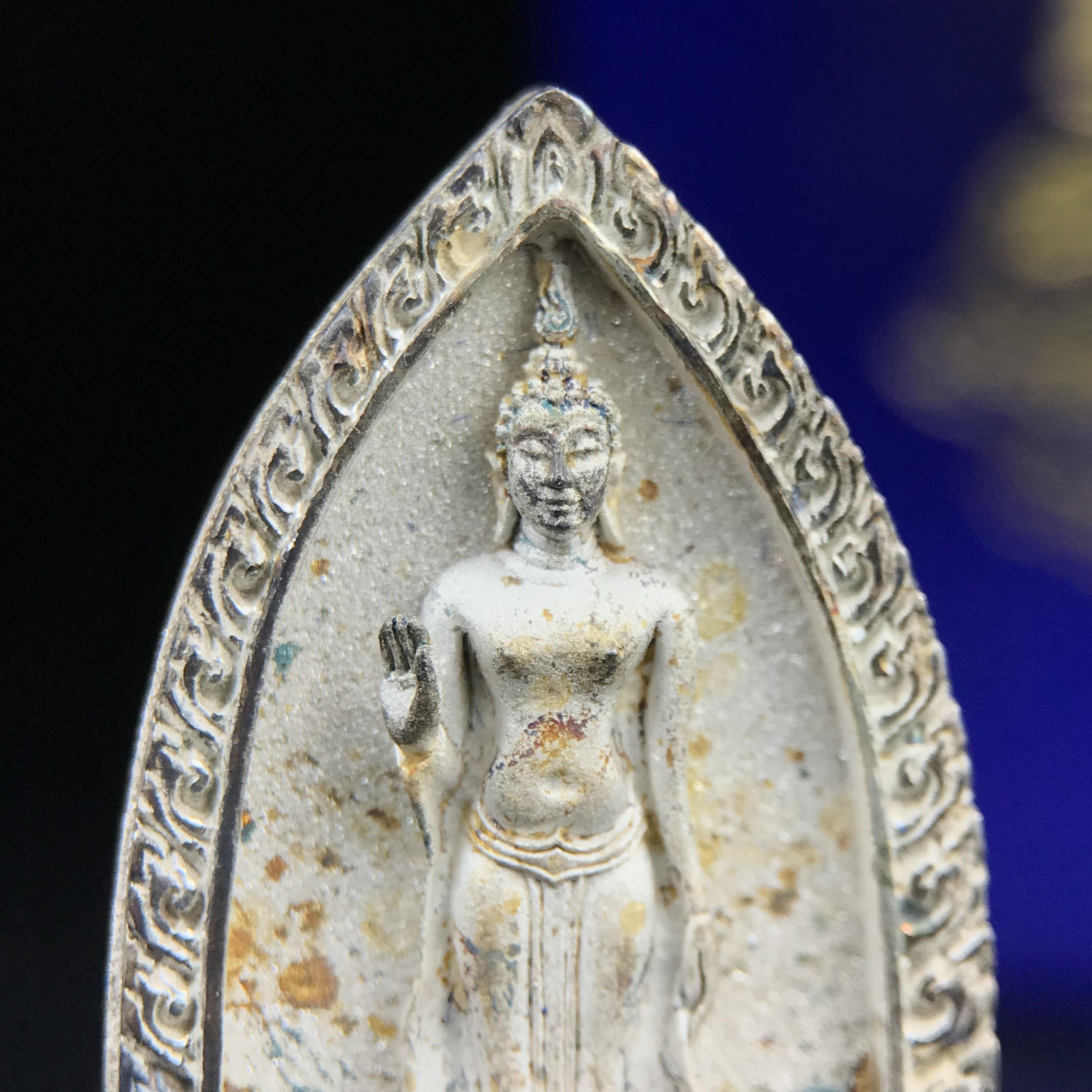 พระพุทธกาญจนพรสยามภูมิ ภปร. ปี 2539 เนื้อเงินพื้นทรายประกาย(ผิวเดิมสวย) พิมพ์ทรงใบขนุน ขนาด3.2ซม. พระพุทธรูปประจำพระชนมวาร รัชกาลที่9 ทรงโปรดเกล้าให้วิทยาลัยป้องกันราชอาณาจักร(วปอ.)สร้างในวโรกาสทรงครองสิริราชสมบัติครบ50ปี พ.ศ.2539(1ใน5000องค์)