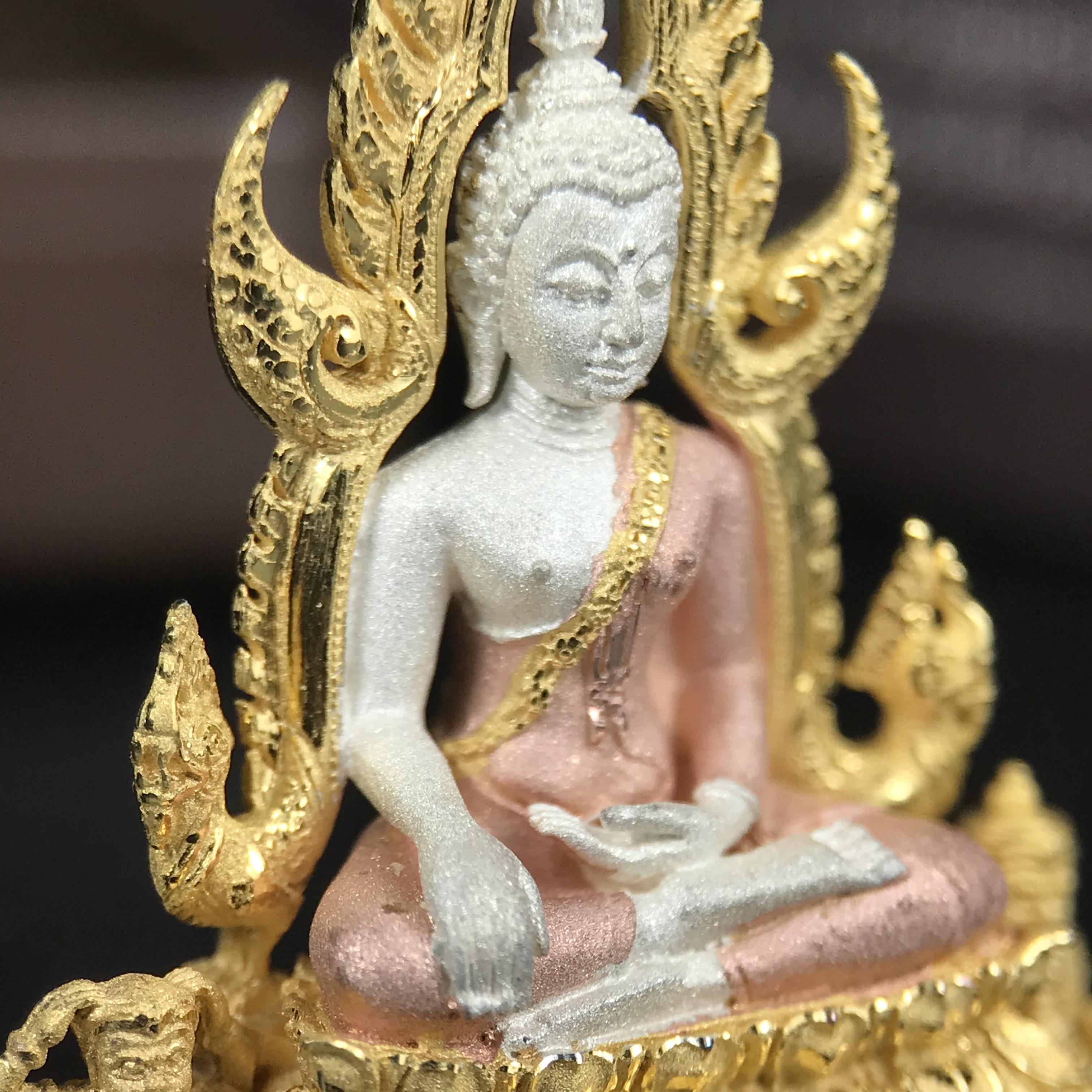 พระพุทธชินราช ภปร. โครงการ "เพราะแผ่นดินนี้ คือ แผ่นดินเกิด" ปี 2548(รุ่นแรก) ลอยองค์เนื้อเงินสามกษัตริย์ หน้าตัก 1/2 นิ้ว (ขนาด 3.5 x 2.5 ซม.) พุทธศิลป์งดงามทรงคุณค่า รุ่นยอดนิยม(องค์หมายเลข 9141)เลขสวยเลขเก้าหน้า...เจริญก้าวหน้าในทุกๆด้าน