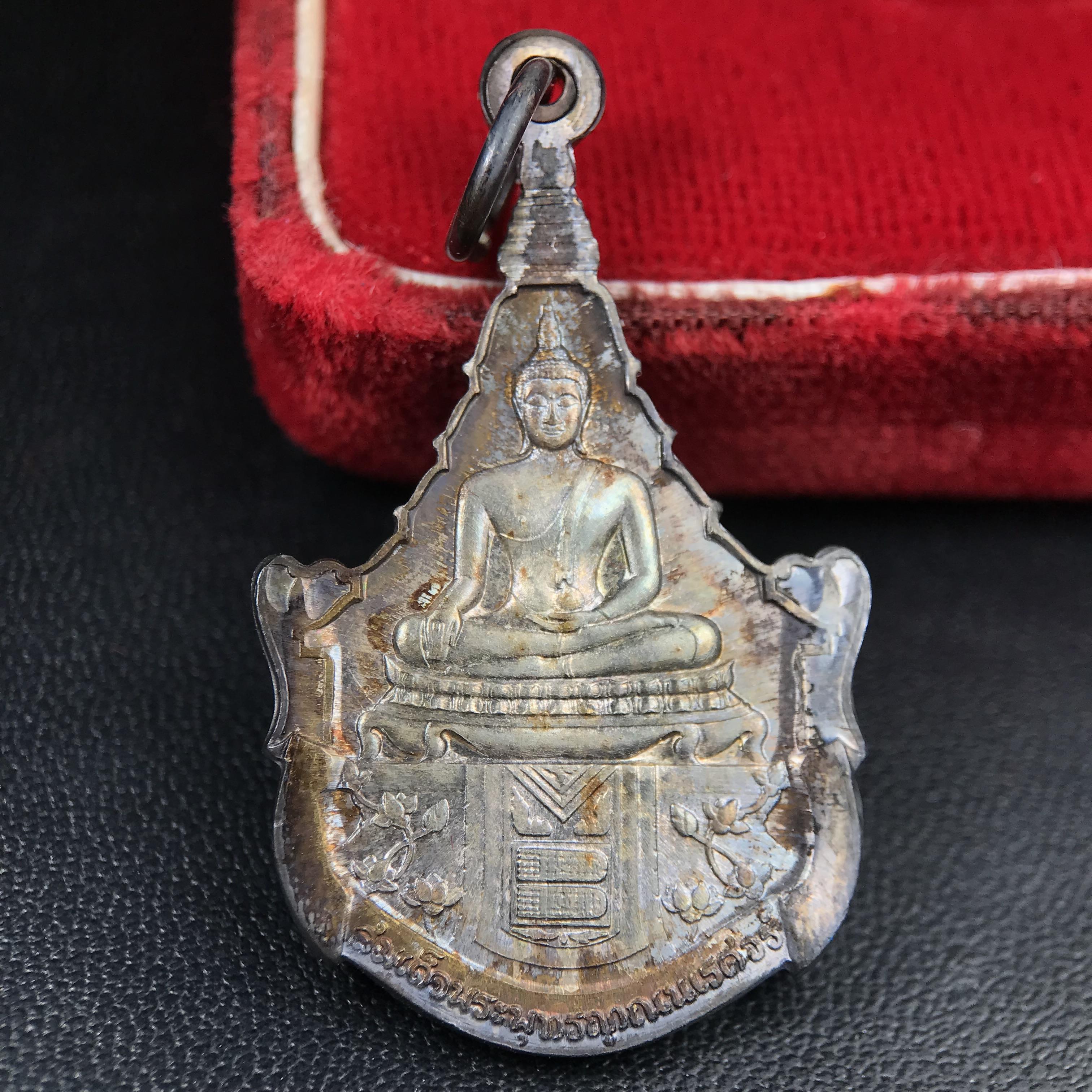 เหรียญพระพุทธญาณนเรศวร์ รุ่นแรก หลังพระปรมาภิไธย ภปร.และ สก.วัดญาณสังวราราม จ.ชลบุรี ปี 2527 เนื้อเงิน(ผิวเดิม ขึ้นรุ้งผิวน้ำทองกระจายทั่วเหรียญสวยมาก)ขนาด 2.3 x 3.8 ซม. พร้อมกล่องเดิม สมเด็จพระญาณสังวร ประธานในพิธีมหาพุทธาภิเษก(เนื้อเงินพบเจอน้อย หายาก)