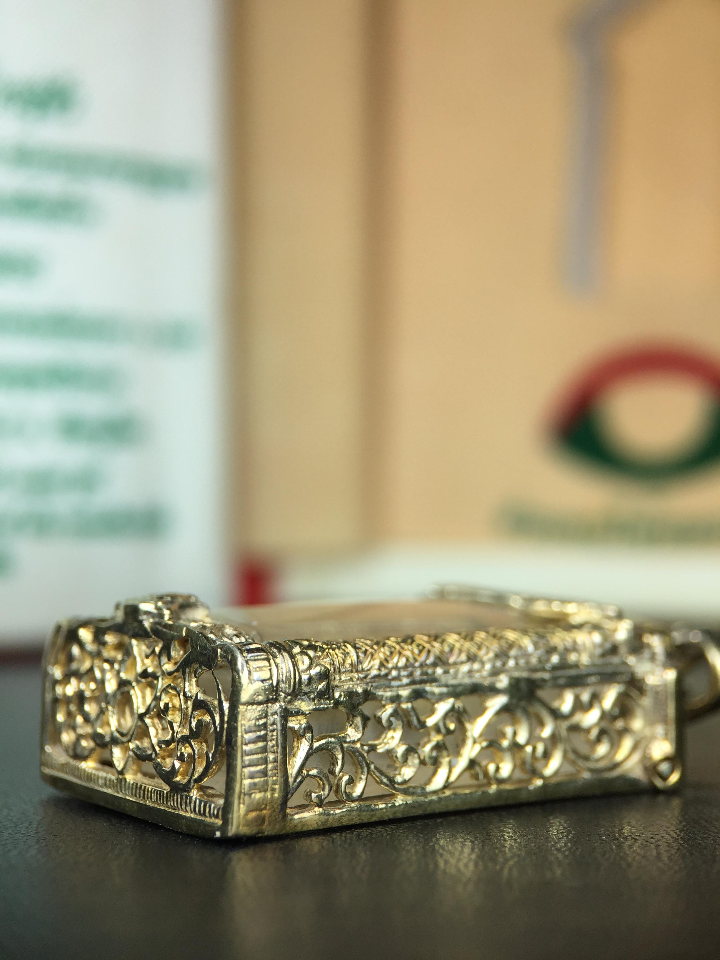 พระพุทธชินราช ภปร. ในวโรกาสเฉลิมพระชนมายุ6รอบ 5ธันวาคม2542 มูลนิธิพิทักษ์ดวงตาประชาชน จัดสร้าง พิมพ์กลาง ขนาดสูง 2.4 ซม. องค์พระเนื้อเงินแบบชุบทองประกายเพชร 3 ไมครอนพร้อมกรอบตลับเงินชุบทองคำบริสุทธิ์ 3 ไมครอน ประดับเพชร CZเกรดนอกพร้อมกล่องบรรจุเดิม(หายาก)