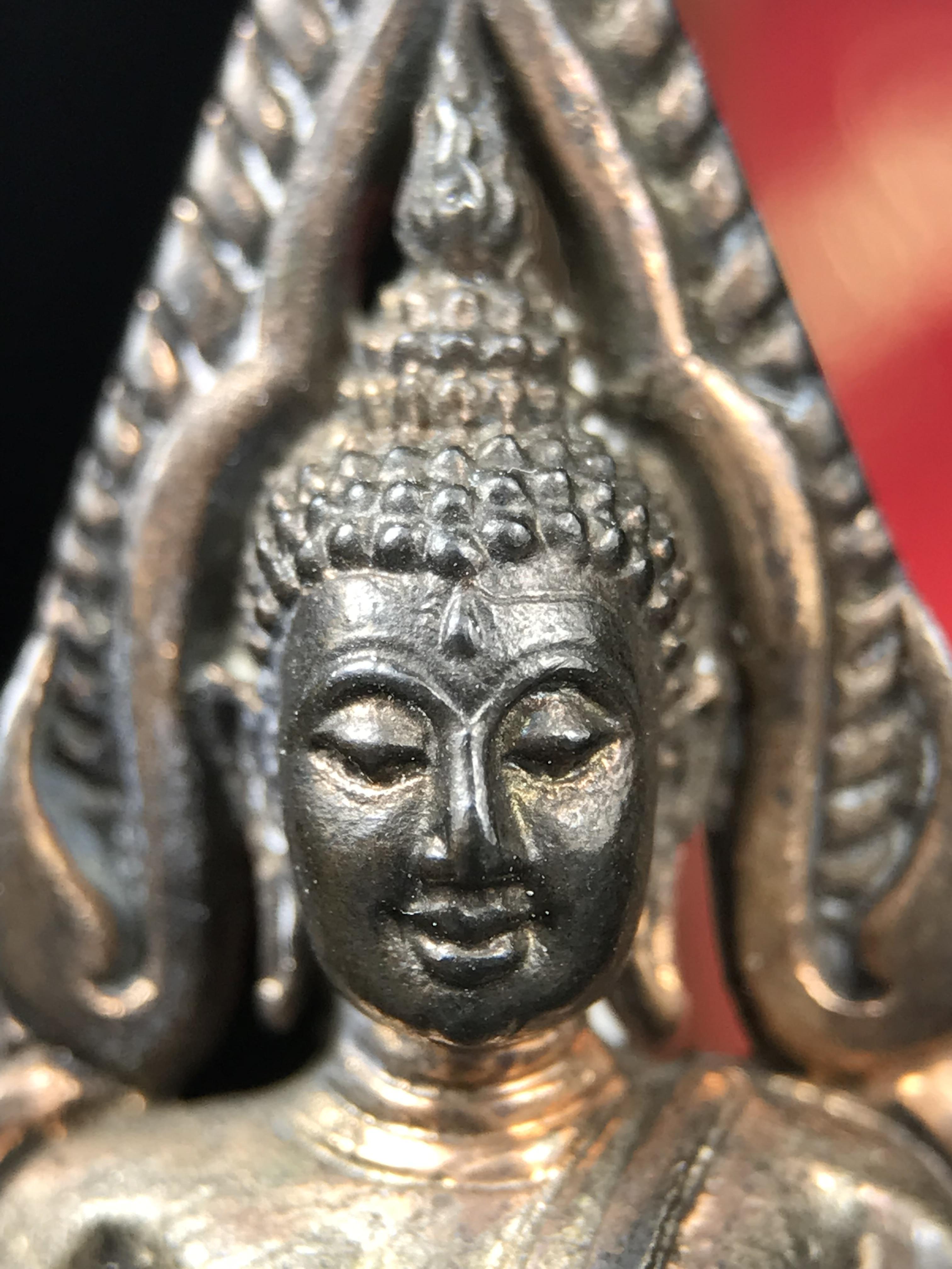 พระพุทธชินราชอินโดจีนมหาจักรพรรดิ อนุสรณ์ 100 ปี พิษณุโลกพิทยาคม (โรงเรียนชาย) พิธีจักรพรรดิมหาพุทธาภิเษก ปี 2542 เนื้อนวโลหะ(เต็มสูตรแก่ทองคำ) พิธีใหญ่มวลสารดีเกจิอาจารย์ยอดนิยมร่วมปลุกเสก*** ตอกโค้ดและหมายเลข*** 1 ใน 999 องค์ ยอดนิยมหายาก