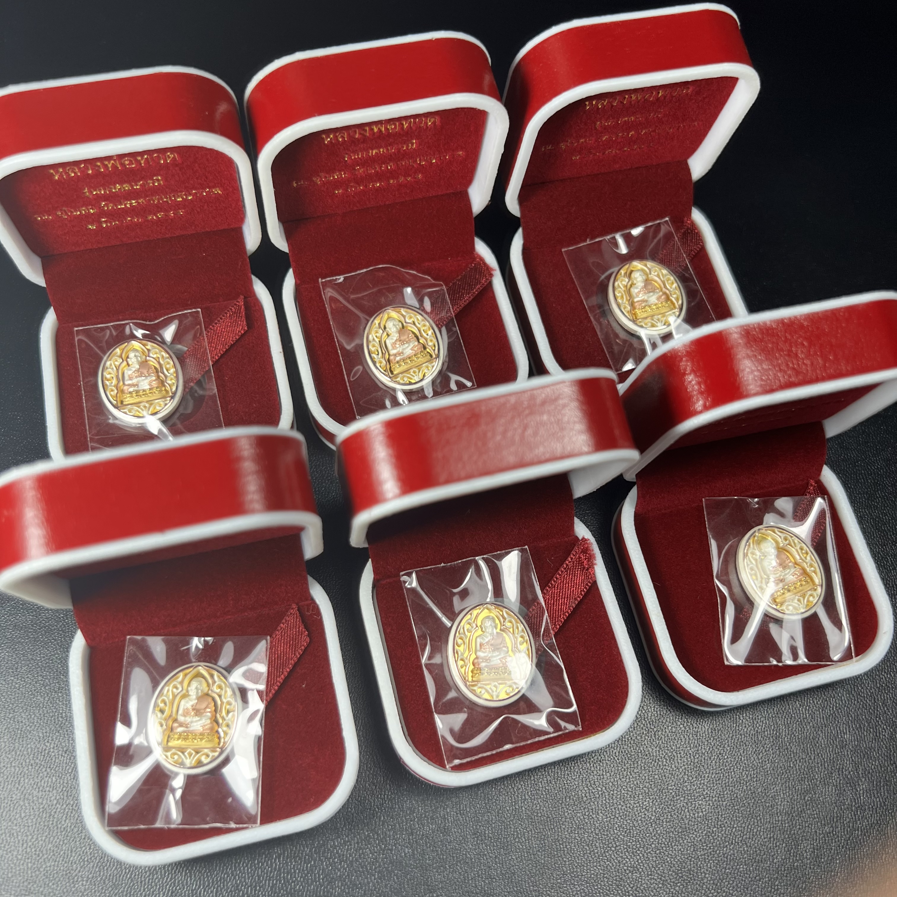 เหรียญหลวงพ่อทวด รุ่นมงคลบารมี วัดประสาทบุญญาวาส ปี 2545 เนื้อเงินสามกษัตริย์ พิมพ์ทรงรูปไข่เล็ก(ขนาด 2.0*1.8 ซม.)ฉลุลายฉากพี้นหลังสีทองสวยงาม ตอกโค๊ตมีหมายเลข พร้อมกล่องบรรจุเดิม