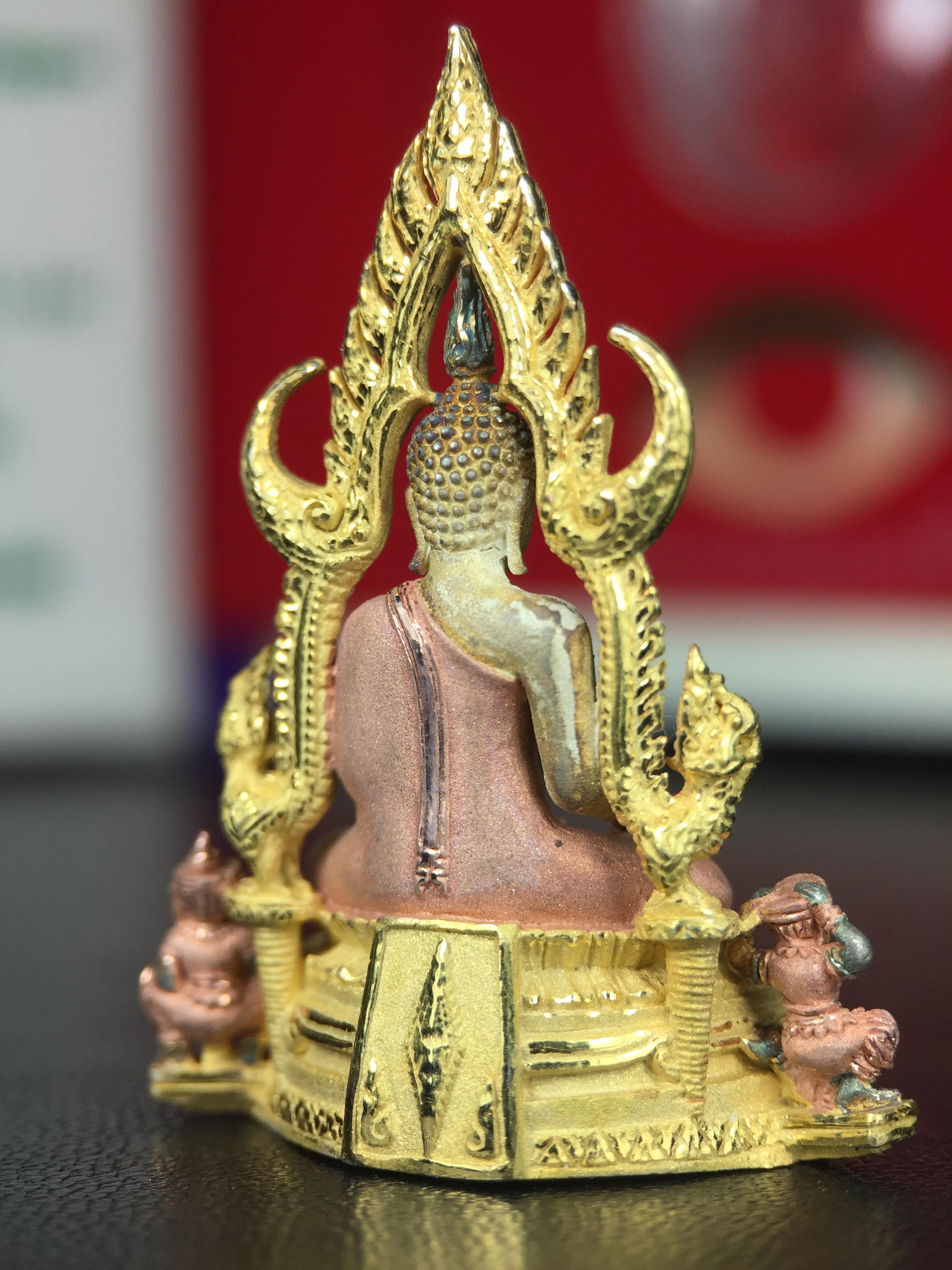 พระพุทธชินราช ภปร. ในวโรกาสพระราชพิธีมหามงคล เฉลิมพระชนมายุ6รอบ 5ธันวาคม2542 มูลนิธิพิทักษ์ดวงตาประชาชน จัดสร้าง เนื้อเงินบริสุทธิ์ 99.9% แบบสามกษัตริย์ขัดเงาบางส่วน พิมพ์ใหญ่ ขนาดสูง 3.4 ซม. พร้อมกล่องบรรจุเดิม