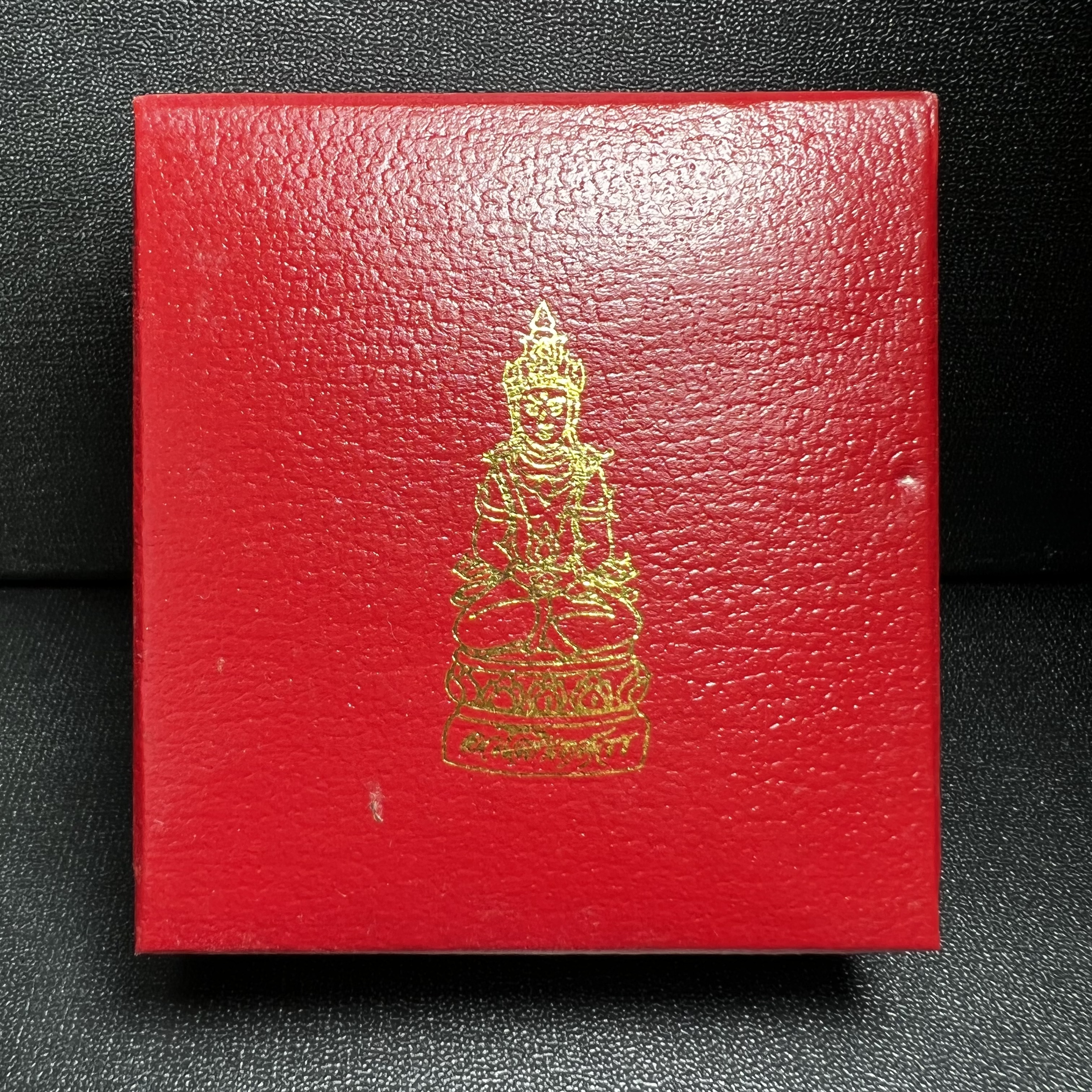 พระกริ่งอวโลกิเตศวร ( เจ้าแม่กวนอิม ) วัดโพธิ์แมนคุณาราม เนื้อเงิน 3 กษัตริย์ พ่นทราย(ผิวเดิม ขึ้นสีรุ้งธรรมชาติ แบบนิยม เสน่ห์ของพระเนื้อเงิน) รุ่นอุดมโภคทรัพย์ พ.ศ.2539(อีกหนึ่งรุ่นยอดนิยม พุทธศิลป์สวยงดงาม)