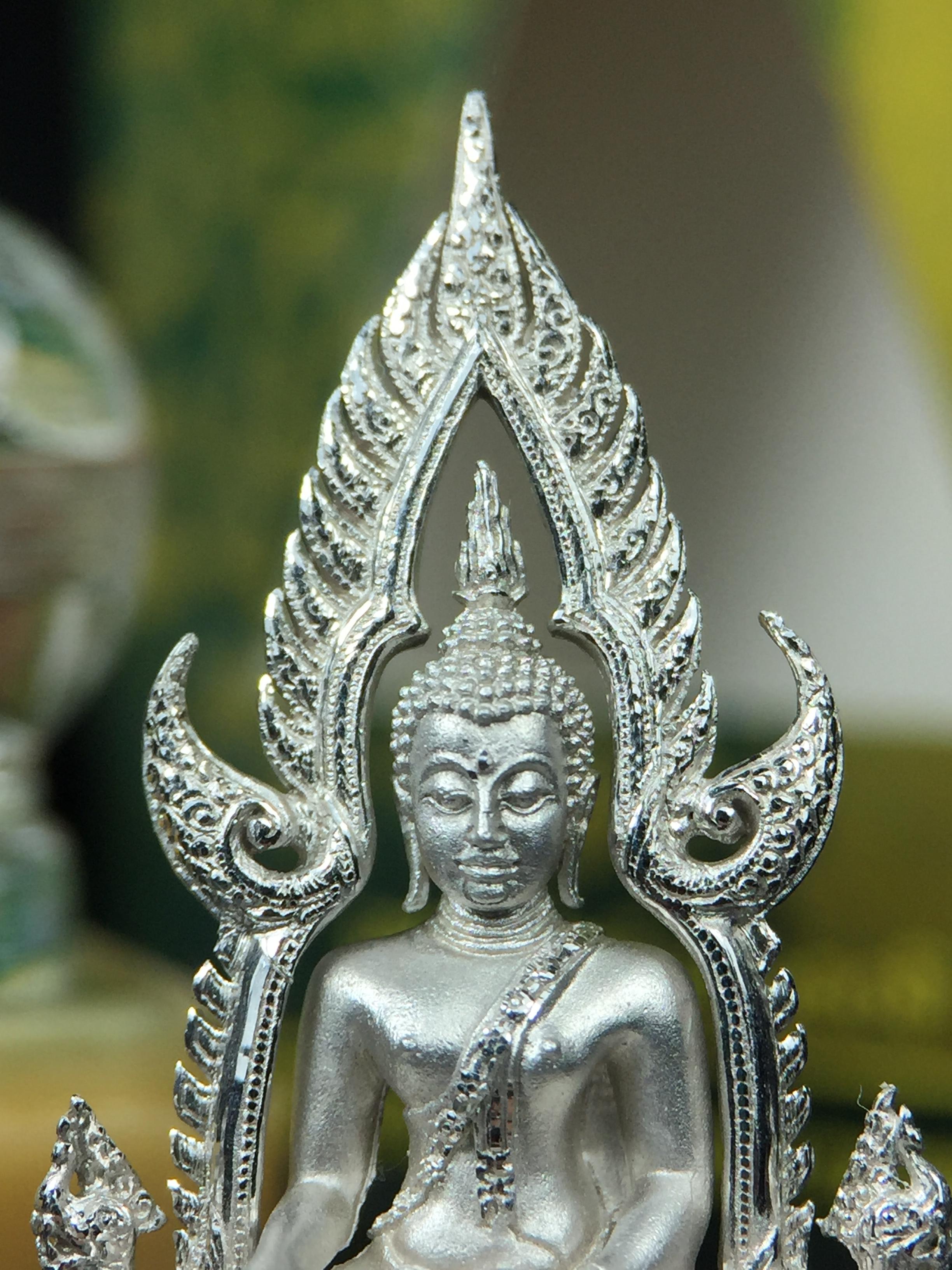 พระพุทธชินราช(จำลอง) ภปร. 84 พรรษา ปี 2554 เนื้อเงินชุบทองคำขาว พิมพ์กลางขนาดหน้าตัก 1/2 นิ้ว(พระราชทานมวลสาร จิตรลดาและเส้นพระเจ้า(เส้นผม)รัชกาลที่9)พุทธศิลป์ทรงคุณค่าอีกหนึ่งรุ่นยอดนิยม