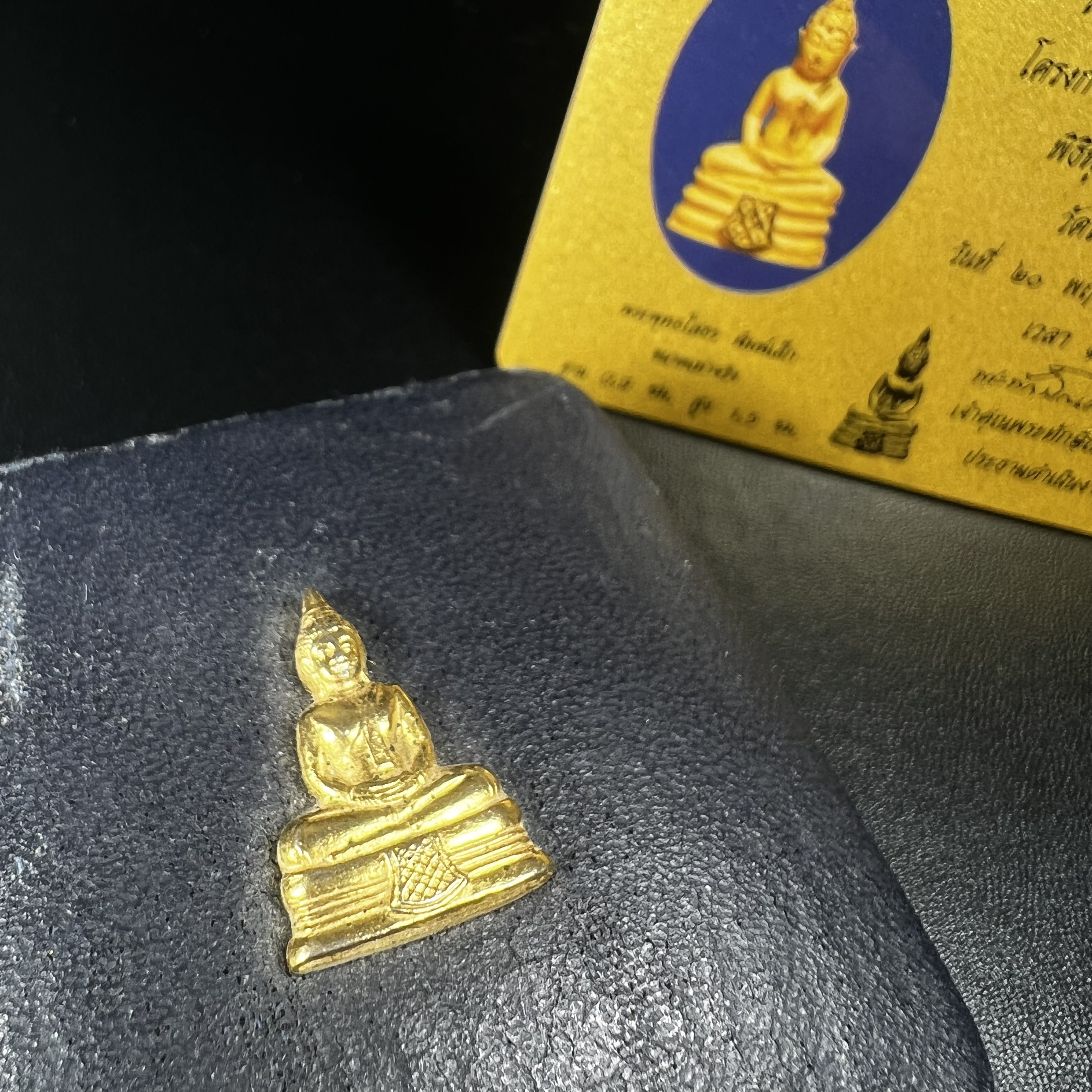 พระพุทธโสธร(หลวงพ่อโสธร) รุ่นสร้างอุโบสถ ปี2539 เนื้อทองคำ ลอยองค์พิมพ์เล็ก(หายาก) สภาพสวยเดิมกล่องบรรจุการ์ดใบรับรองเดิมครบสมบูรณ์