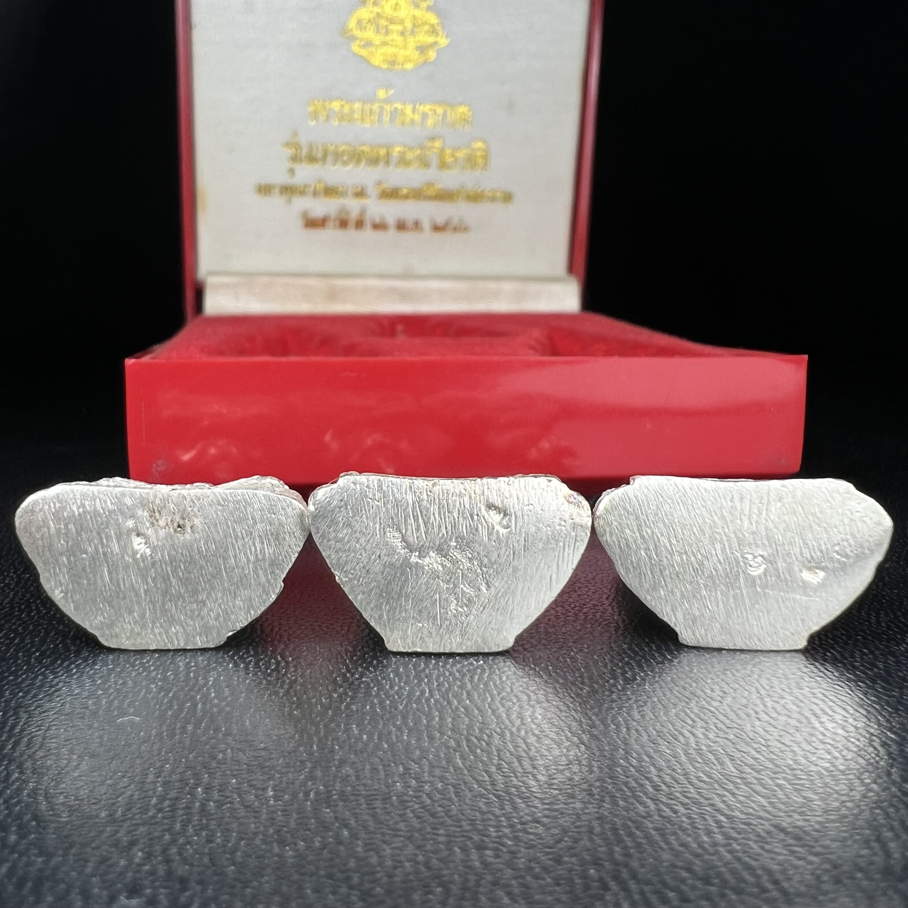 พระแก้วมรกต รุ่นเทิดพระเกียรติ พิธีมหาพุทธาภิเษก ณ.วัดพระศรีรัตนศาสดาราม(วัดพระแก้ว) วันเสาร์ที่ 26 เม .ย. 2540 (พิธีใหญ่เสาร์ห้า) ชุด 3 ฤดู (1 ชุด 3 องค์)เนื้อเงินครบชุดพร้อมกล่องบรรจุเดิม***เนื้อเงินหายากพบเจอน้อย***(หลวงพ่อ รวย เพิ่ม พูน ร่วมเสก)