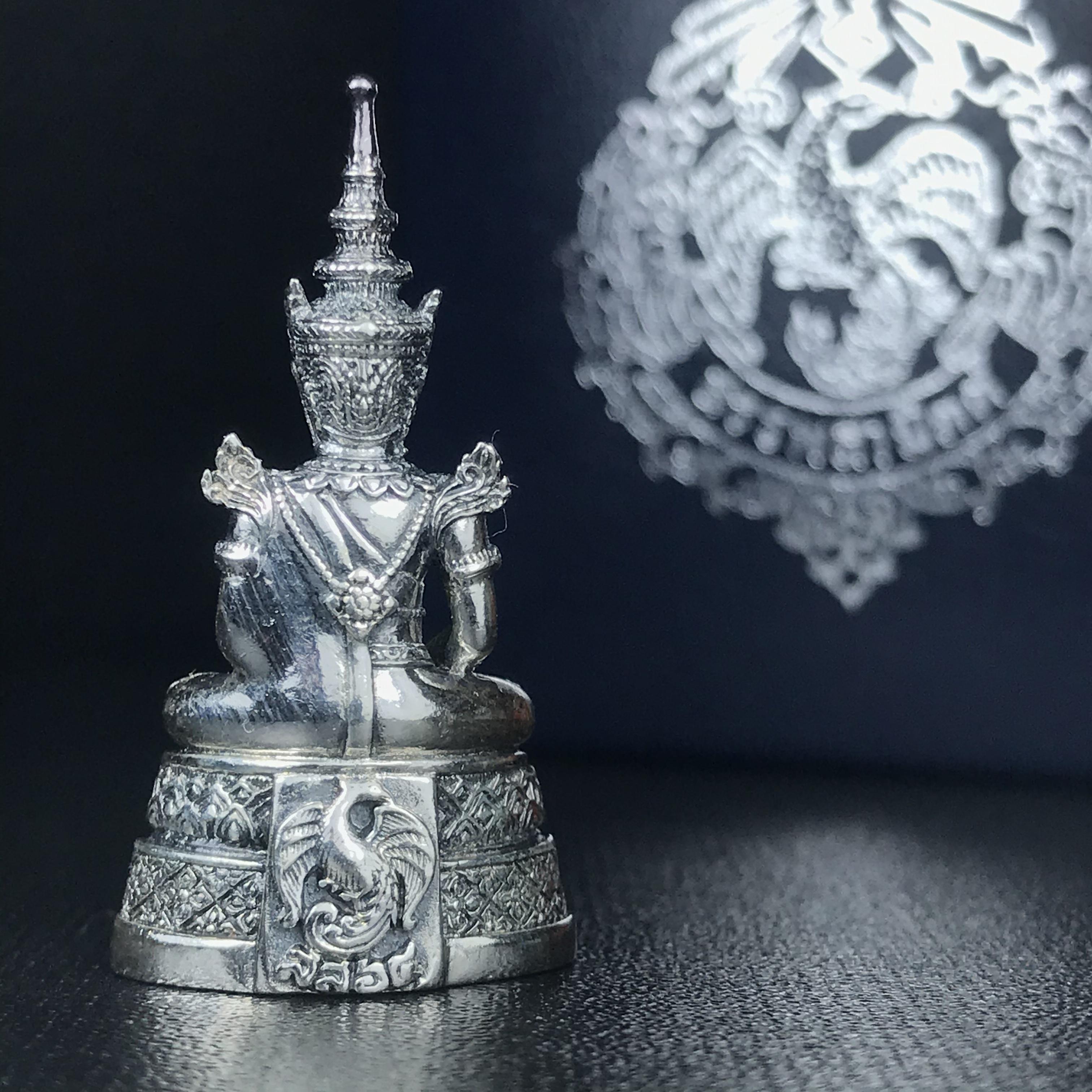 พระแก้วมรกต กรมสรรพสามิตจัดสร้างขึ้นเนื่องในโอกาสครบรอบ 64 ปีของกรมสรรพสามิต และเนื่องในวโรกาสที่พระบาทสมเด็จพระเจ้าอยู่หัวทรงครองราชย์ครบ 50 ปีในปีกาญจนาภิเษก เมื่อ พ.ศ.2539 เนื้อเงินรมดำขัดเงาพร้อมกล่องบรรจุเดิม