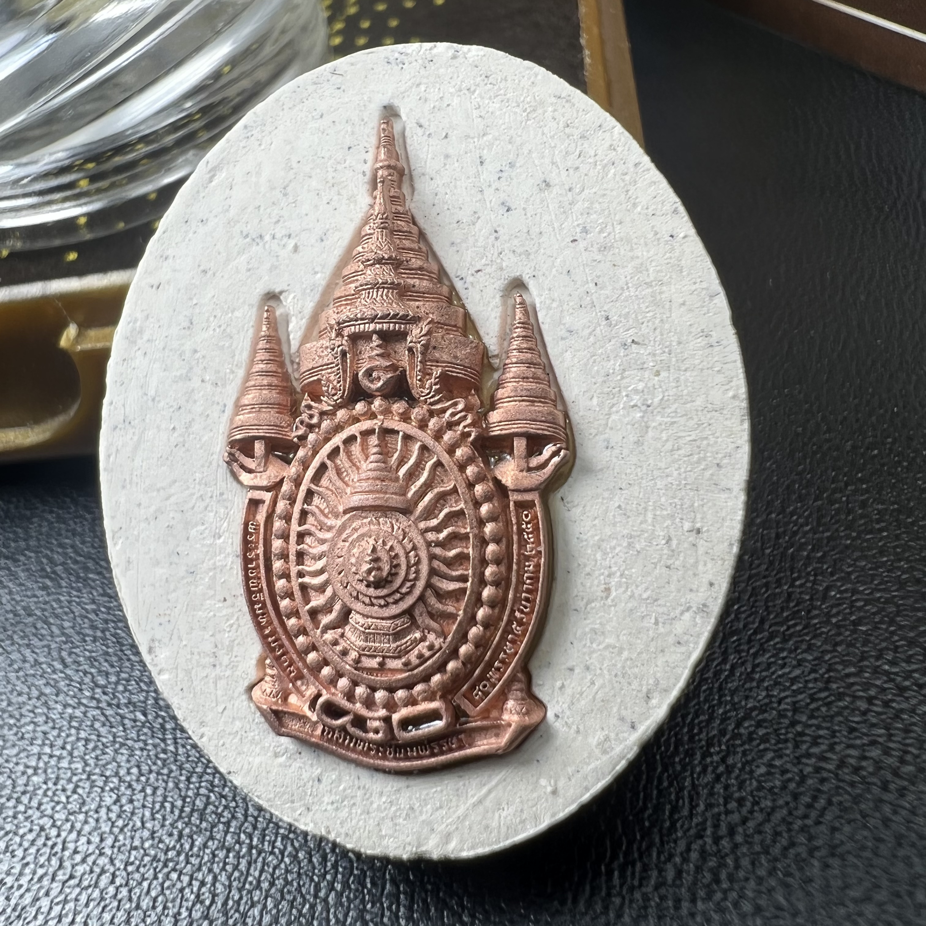 เหรียญรูปหล่อพระบาทสมเด็จพระเจ้าอยู่หัว ในหลวงทรงงาน “รุ่นเย็นศิระเพราะพระบริบาล 80พรรษา มหากษัตริย์คู่แผ่นดินสยาม” พ.ศ.2550 เนื้อผง พุทธคุณ (ผงจิตรลดาพระราชทาน) ด้านหลังสัญลักษณ์ 80 พรรษา เนื้อทองแดง(ขนาด 27*35 มม.)พร้อมกล่องบรรจุเดิมครบ