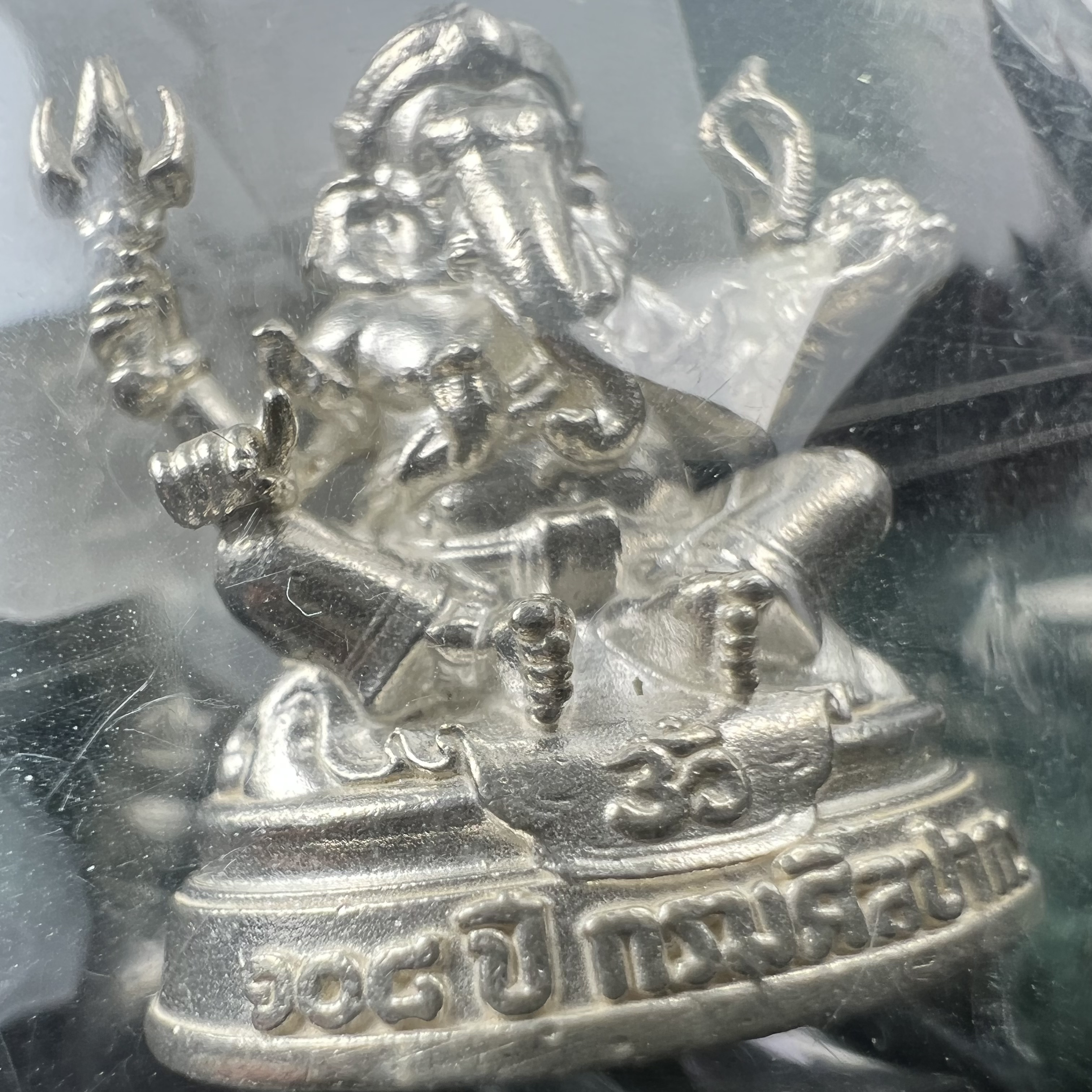 พระพิฆเนศวร รุ่น 108 ปี แห่งการสถาปนากรมศิลปากร ปี 2562 เนื้อเงิน ขนาดลอยองค์ หน้าตัก 1/2 นิ้ว(ขนาดประมาณ 1.8 x 2.1 ซม.)(พิธีใหญ่ มวลสารดี)(มีโค๊ดและหมายเลขกำกับเลข)1 ใน 1999 องค์