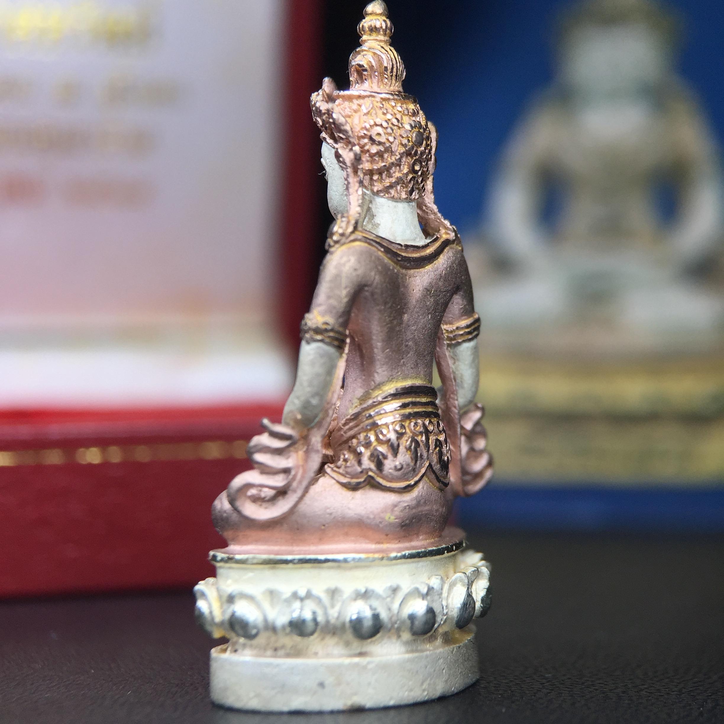 พระกริ่งอวโลกิเตศวร ( เจ้าแม่กวนอิม ) วัดโพธิ์แมนคุณาราม เนื้อเงิน 3 กษัตริย์ พ่นทราย รุ่นอุดมโภคทรัพย์ พ.ศ.2539(พร้อมกล่องบรรจุการ์ดใบรับรองเดิมครบ) (อีกหนึ่งรุ่นยอดนิยม พุทธศิลป์สวยงดงาม)