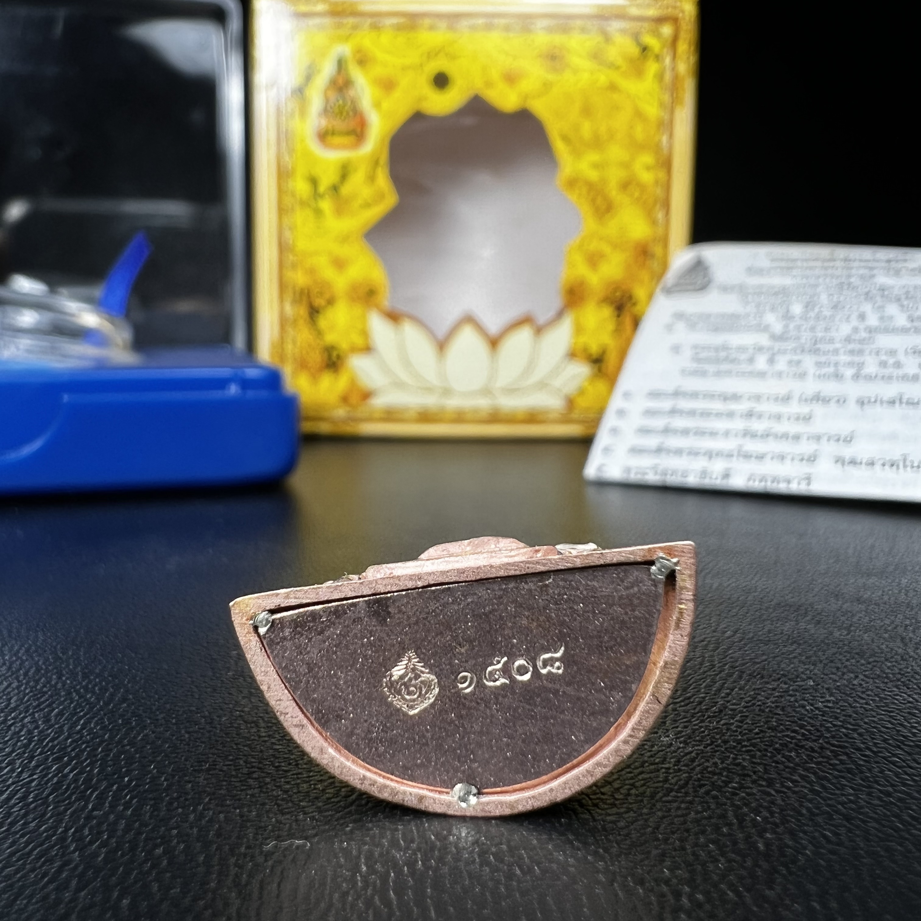 พระแก้วมรกต(จำลอง)ลอยองค์ ขนาดหน้าตัก 1/2 นิ้ว ทรงเครื่องฤดูร้อน เนื้อเงินสามกษัตริย์ ตราสัญลักษณ์ฉลองสิริราชสมบัติ ครบ 60 ปี พ.ศ.2549(สภาพสวย ครบ สมบูรณ์)