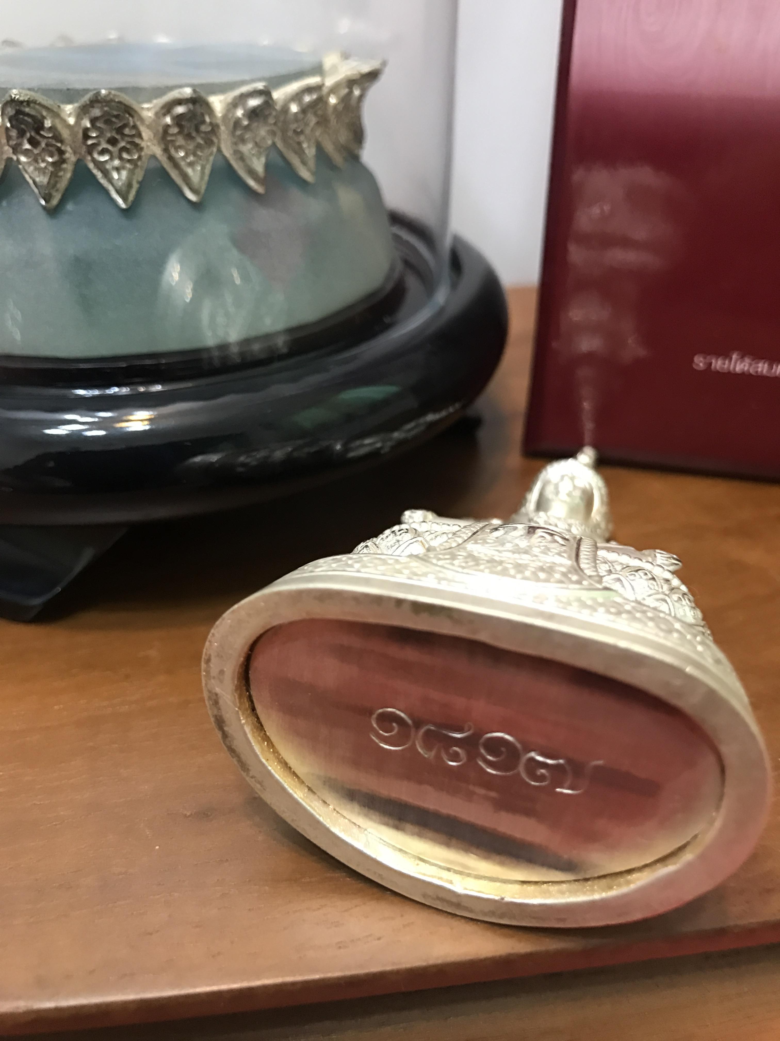 พระแก้วมรกต ภปร(รุ่นแรก) ปี45 รุ่นฉลองกรุงรัตนโกสินทร์ครบ 220 ปี หล่อลอยองค์ เนื้อเงิน ขนาดบูชา 50*90 มม. พร้อมฐานวางครอบแก้วเดิมครบสมบูรณ์(สวยงามและหายากมาก)