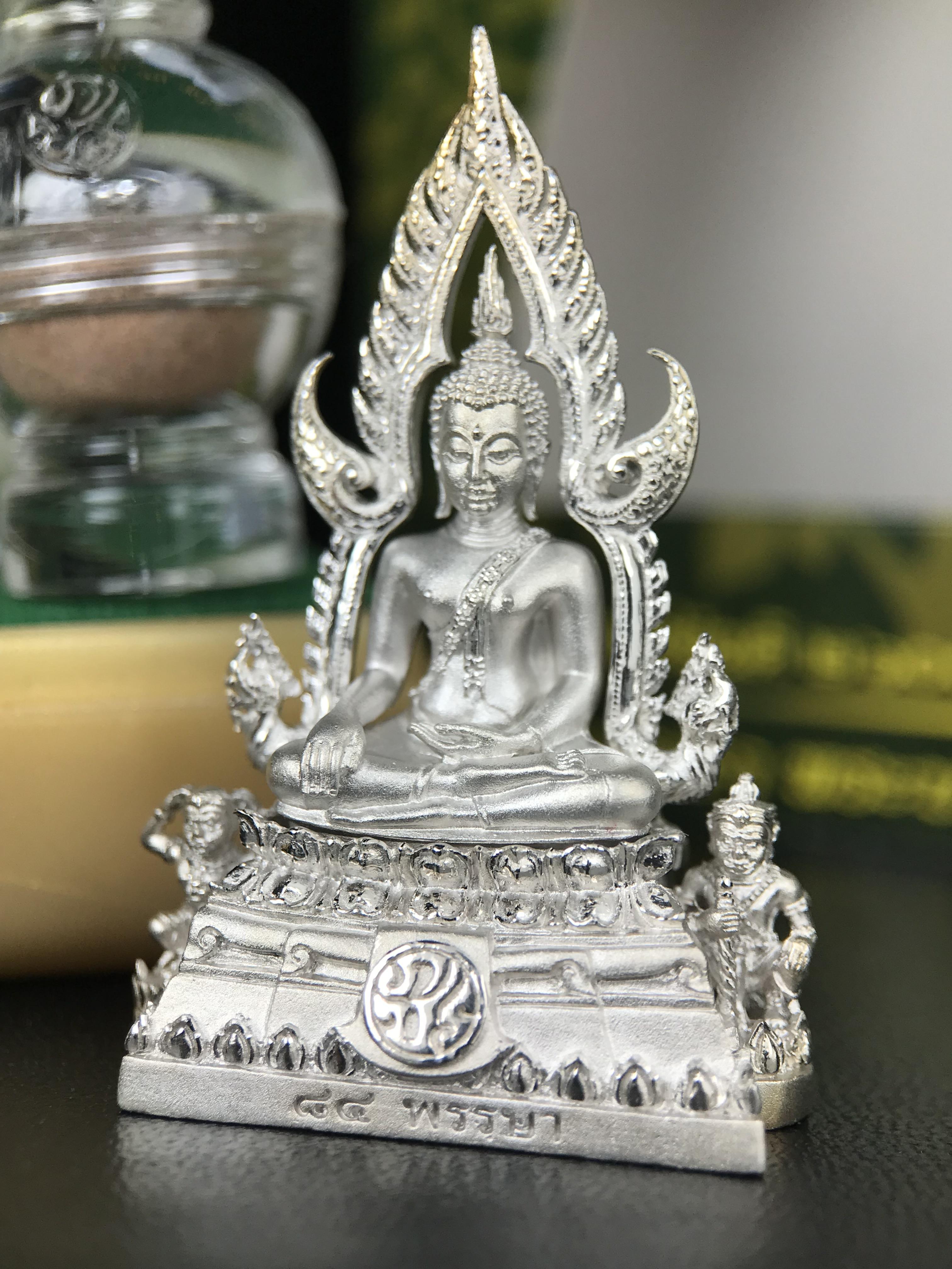 พระพุทธชินราช ภปร. 84 พรรษาในหลวงรัชกาลที่ 9 ปี 2554 พิมพ์กลางขนาดหน้าตัก 1/2 นิ้ว(สูง 3.8 ซม.) เนื้อเงินชุบทองคำขาว(สภาพผิวเดิมสวย) (พระราชทานมวลสาร จิตรลดาและเส้นพระเจ้า(เส้นผม)รัชกาลที่9)พุทธศิลป์ทรงคุณค่าอีกหนึ่งรุ่นยอดนิยม(องค์หมายเลข ๒๔๐๐)