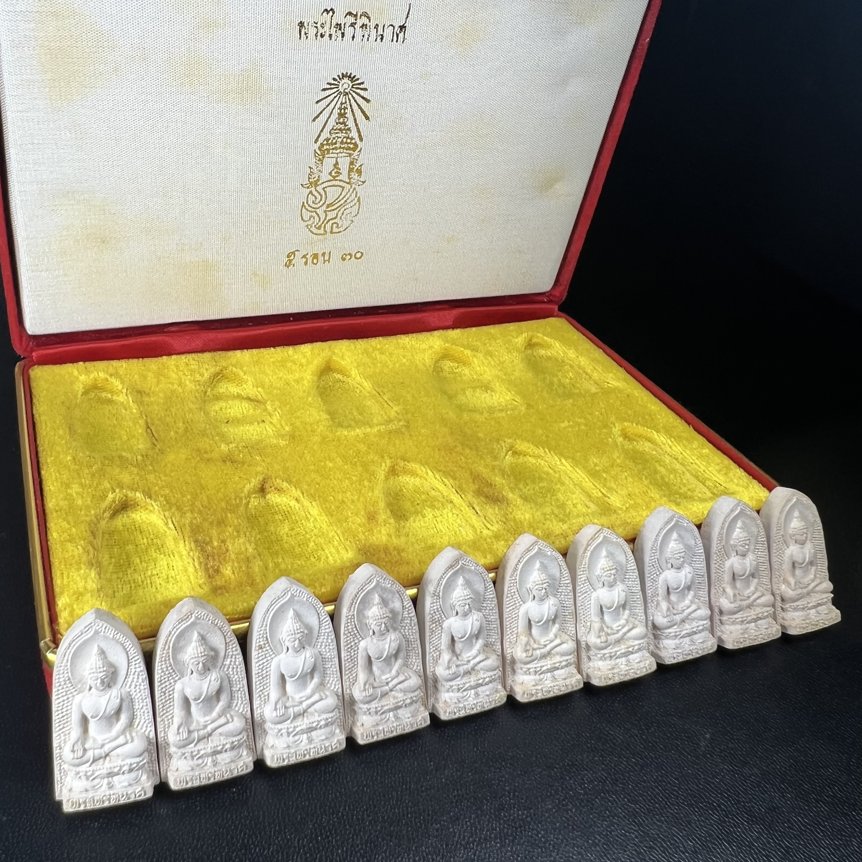 พระไพรีพินาศ ภปร. ครบ 5 รอบ ร.9 ปี 2530(เนื้อผงพิมพ์ใหญ่) ชุดกรรมการ บรรจุจำนวน 10 องค์ ในกล่อง ตราสัญลักษณ์ ภปร.(ในหลวงรัชกาลที่9เสด็จในพิธีเจิมพระสุหร่าย)พระดี พิธีใหญ่ ประกอบพิธีพุทธาภิเษกพร้อมกับพิธีพระกริ่งปวเรศ ปี2530 วัดบวรนิเวศวิหาร(1 ใน 15 ชุด)