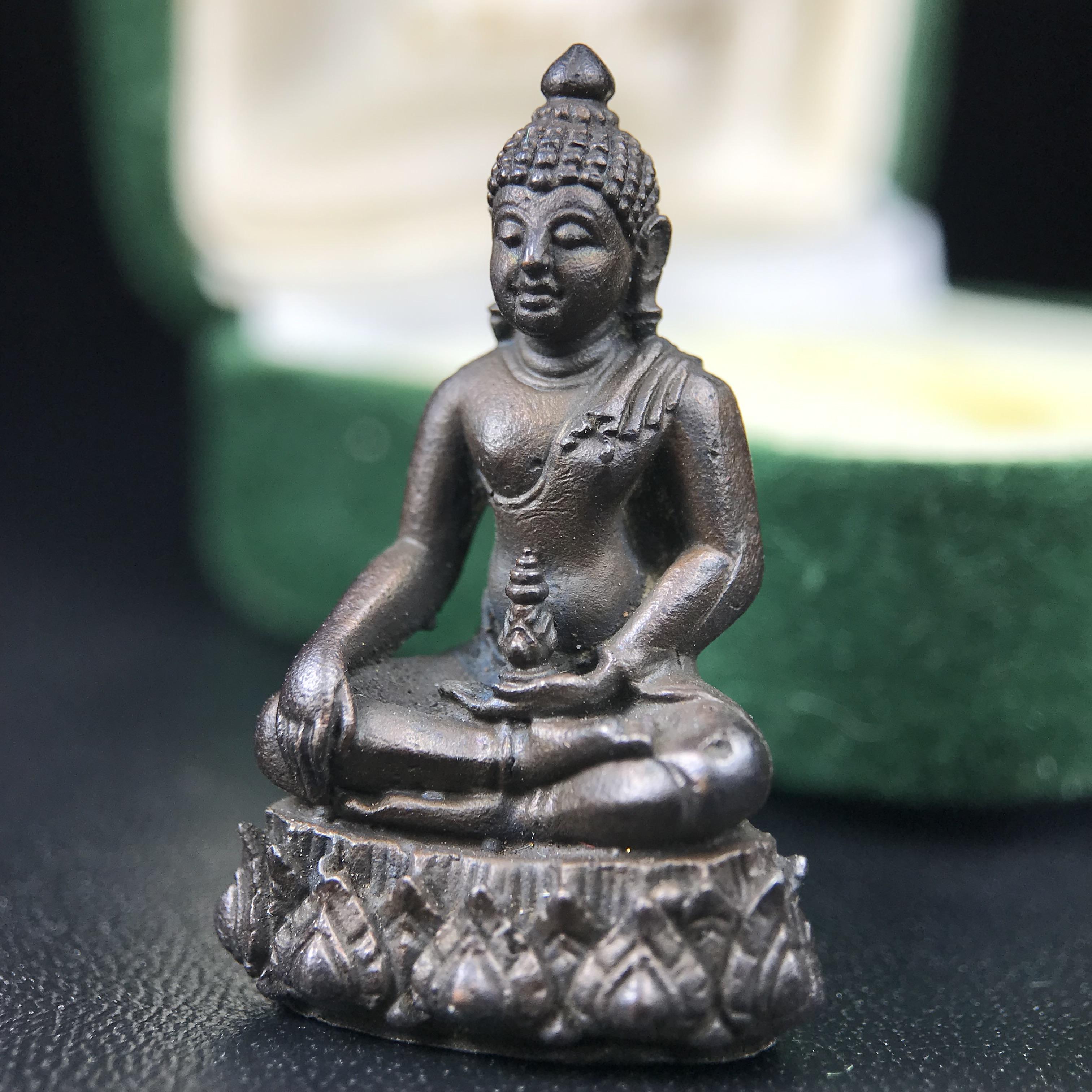 พระกริ่งวาสนา(รุ่นแรก) 80 พรรษา สมเด็จพระสังฆราช (วาสน์) วัดราชบพิธฯ ปี2521 เนื้อนวโลหะ(ตอกโค๊ตพระปิดตา) โดยมีหลวงปู่โต๊ะ วัดประดู่ฉิมพลีร่วมปลุกเสก พร้อมกล่องบรรจุเดิม(รุ่นแรก คอตั้งตรงได้สัดส่วน หายาก)