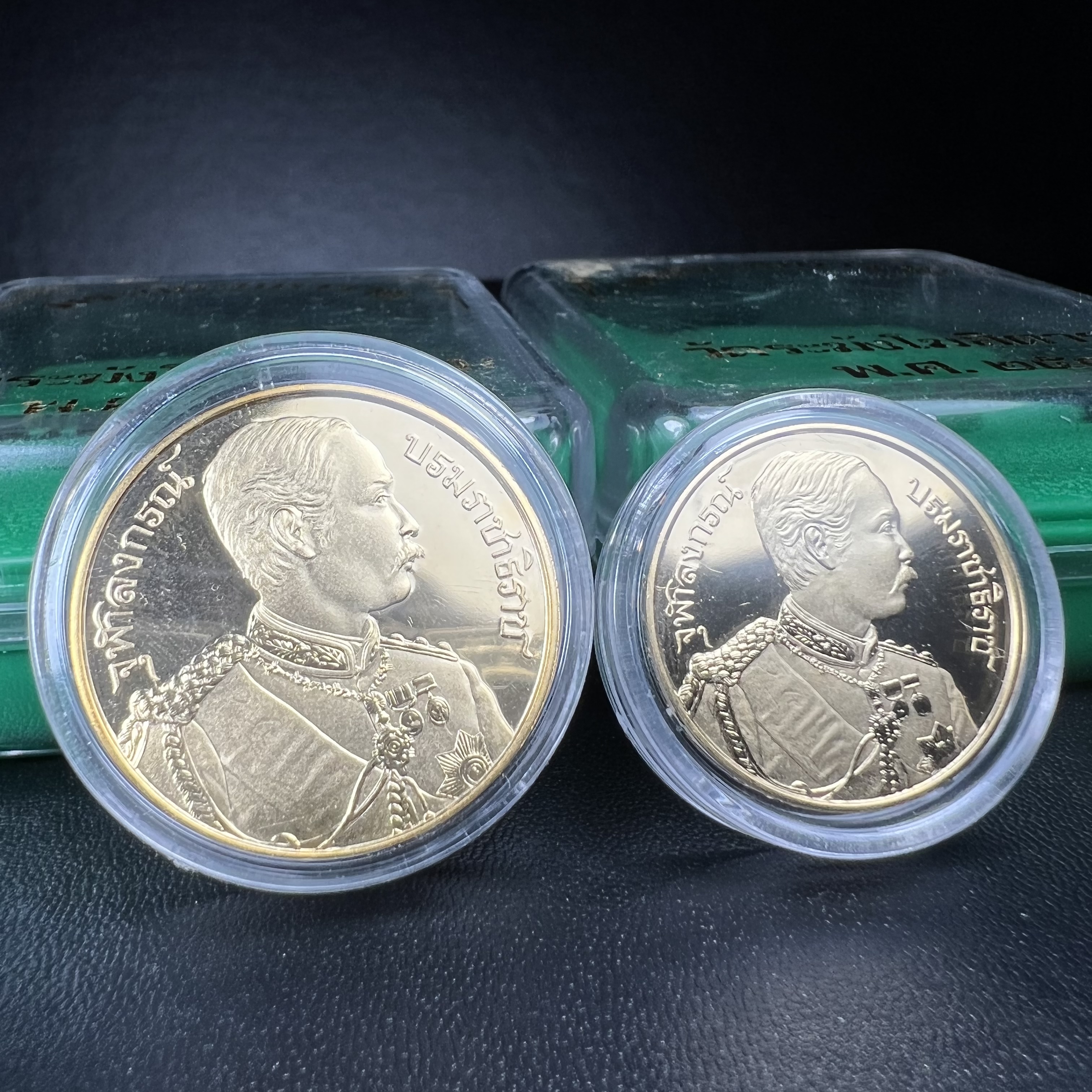 เหรียญเสด็จพ่อ ร.5 พระปิยมหาราช รุ่นบูรณะโบสถ์ พิธีมหาพุทธาภิเษก ณ พระวิหารวัดระฆังโฆสิตาราม ปี2538 เนื้อทองแดงบริสุทธิ์ชุบทองไมครอนขัดเงาสามมิติ(พิมพ์ใหญ่+พิมพ์เล็ก)ผลิตโดยโรงกษาปณ์ ประเทศ ฮังการี ( HUNGARIAN MINT)สภาพสวยดุจทองคำ ผิวกระจก บล็อกนอกสวยงาม