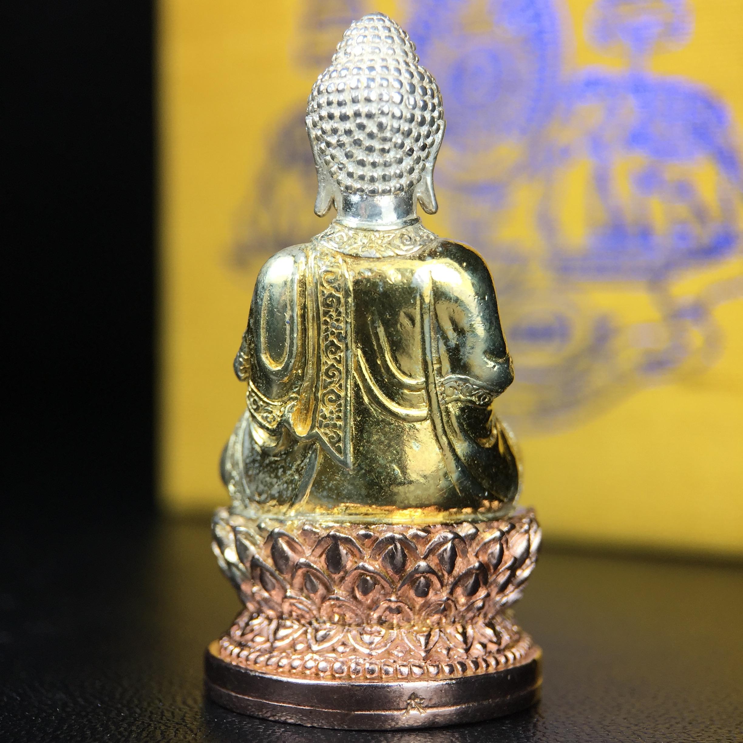 พระกริ่งจีน "ต้าเยิ่นถะ" รุ่น กาญจนาภิเษก ครองราชย์ 50 ปี วัดบวรนิเวศวิหาร ปี2538 เนื้อเงินสามกษัตริย์ สูง 3.8 ซม. (คัดสภาพสวยเดิม พิธีใหญ่ พุทธศิลป์งดงาม)