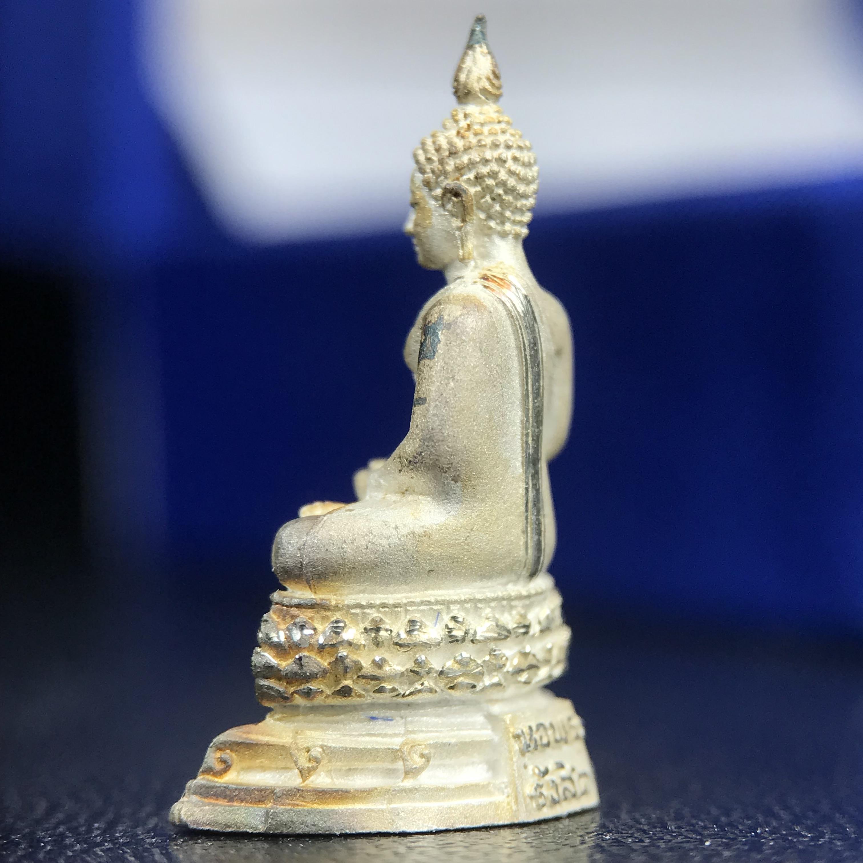 พระชัยวัฒน์พุทธสิหิงค์ ภปร. รุ่นสร้างหอพระธรรมศาสตร์ ปี2542 เนื้อเงิน(ผิวเดิมติดรุ้งสวย กล่องครบสวยสมบูรณ์)(ขนาดสูง 2 ซม.)มหาพิธี 3วาระอันยิ่งใหญ่(ตอกโค๊ตและหมายเลข๒๔๓๘)1ใน 10000 องค์