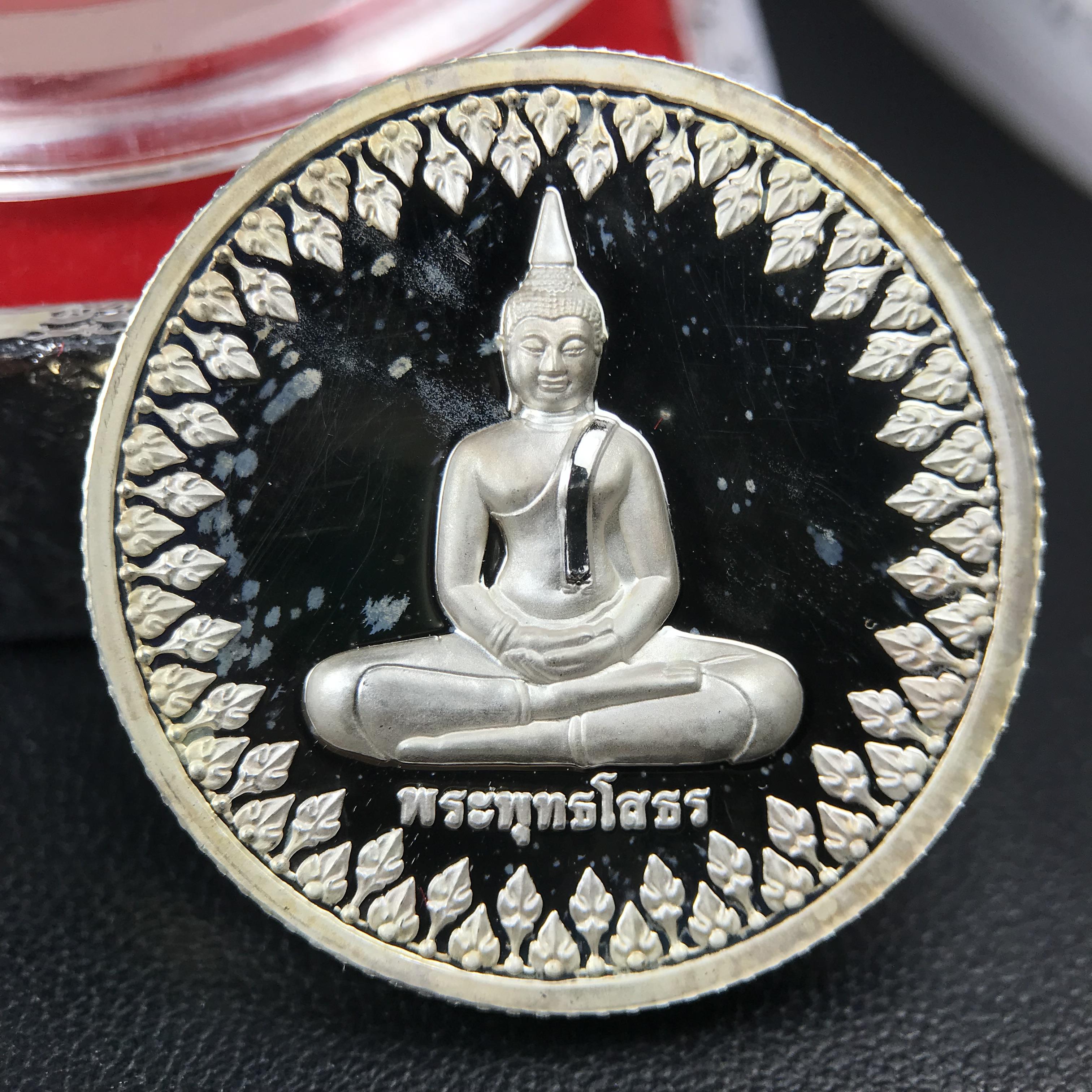 เหรียญพระพุทธโสธร ตราสัญลักษณ์ ภปร. รุ่นสมโภชน์พระอุโบสถเฉลิมพระเกียรติ วัดโสธรวรารามวรวิหาร เฉลิมพระเกียรติ ร.9 เจริญพระชนมายุ 80 พรรษา ปี2550 เนื้อเงินนอก(99%)ขัดเงาพ่นทราย ขนาด 28 มม. มีโค๊ดหมายเลขกำกับ สวยๆเดิมๆ พร้อมกล่องเดิมจากวัด และใบรับรองการผลิต