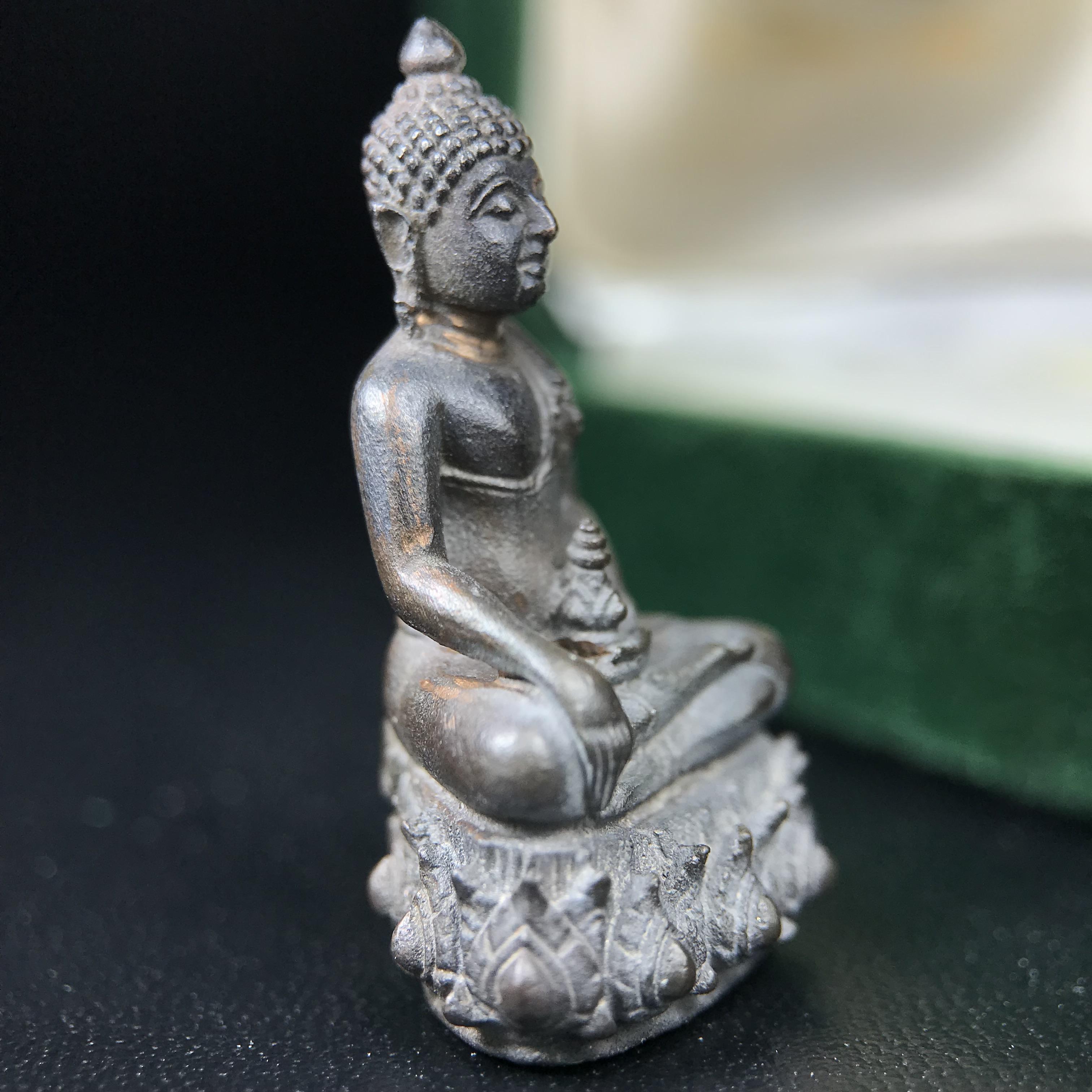 พระกริ่งวาสนา(รุ่นแรก) 80 พรรษา สมเด็จพระสังฆราช (วาสน์) วัดราชบพิธฯ ปี2521 เนื้อนวโลหะ(ตอกโค๊ตพระปิดตา) โดยมีหลวงปู่โต๊ะ วัดประดู่ฉิมพลีร่วมปลุกเสก พร้อมกล่องบรรจุเดิม(รุ่นแรก คอตั้งตรงได้สัดส่วน หายาก)