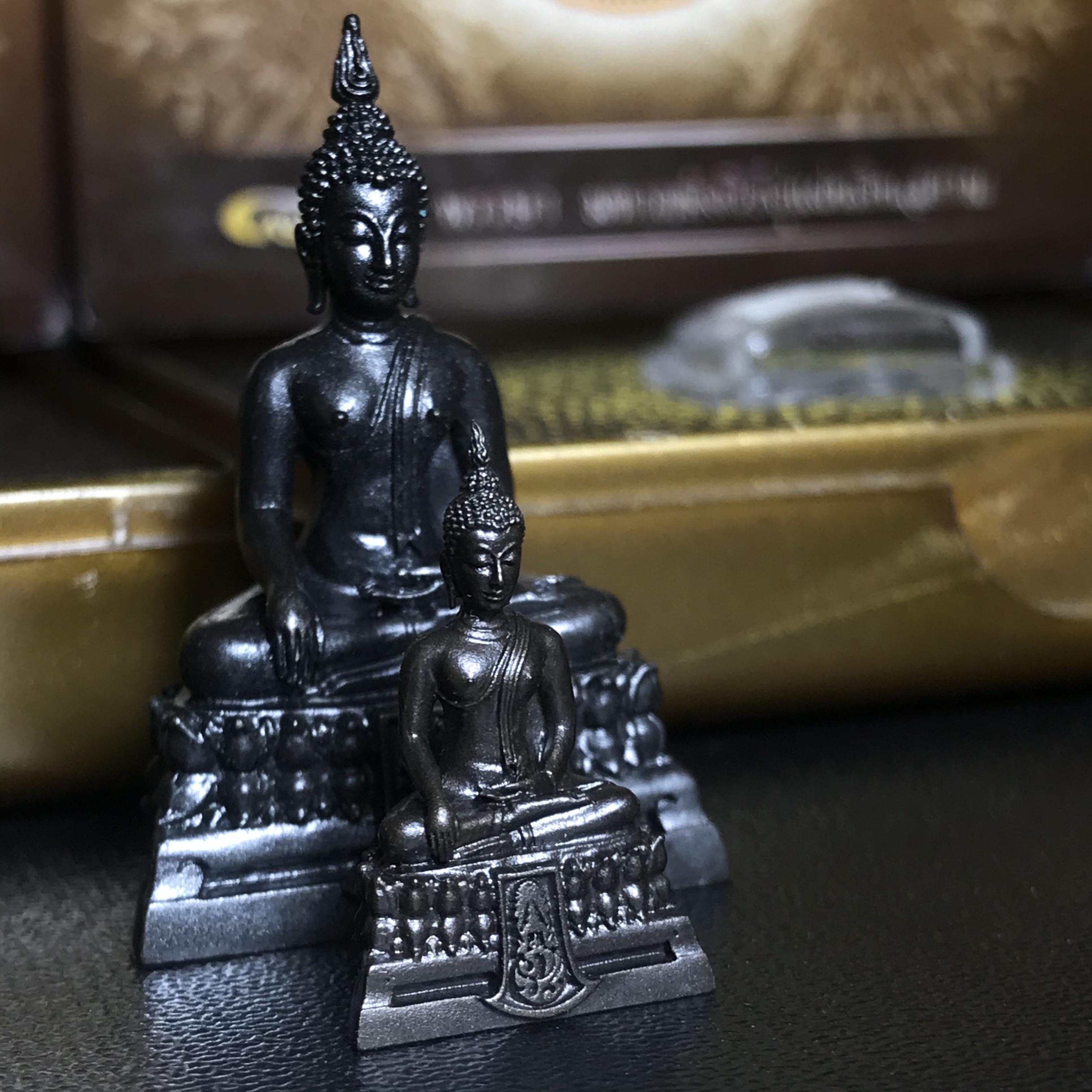 พระพุทธรูปคุ้มเกล้า ภปร. มหามงคล 80พรรษา “รุ่นเย็นศิระเพราะพระบริบาล 80พรรษา มหากษัตริย์คู่แผ่นดินสยาม” เนื้อนวโลหะรมดำ (พิมพ์ใหญ่ ขนาด 18*35 มม.+พิมพ์เล็ก ขนาด 10*21 มม.)