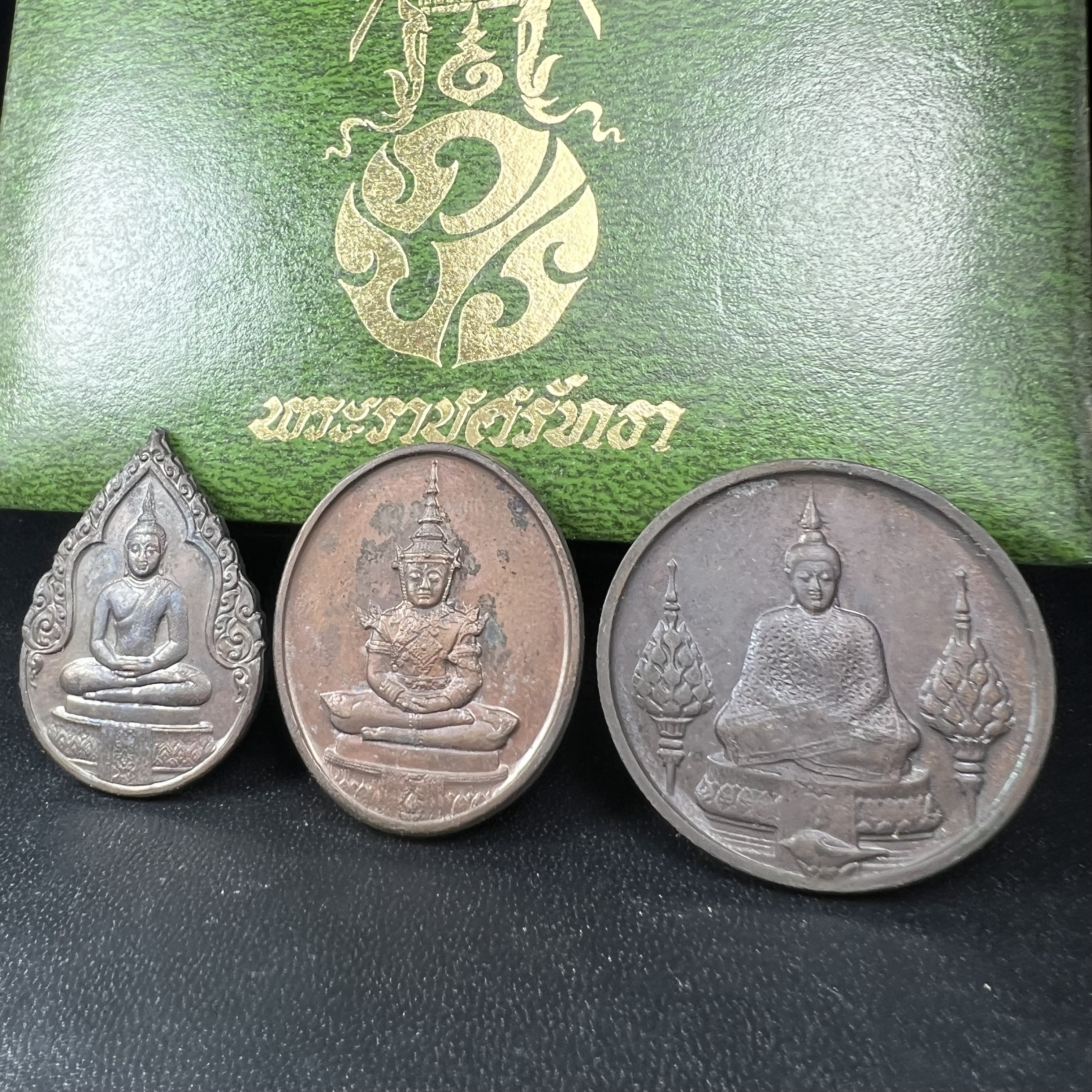 เหรียญพระแก้วมรกตหลัง ภปร. ฉลองกรุงรัตนโกสินทร์ครบ 200 ปี พ.ศ.2525 เนื้อทองแดงกล่องบรรจุเดิมครบ3พิมพ์(บล็อกพระราชศรัธา)(ในหลวงรัชกาลที่9 เสด็จในพิธี)พระคู่บ้านคู่เมือง...พระดี...พิธีใหญ่