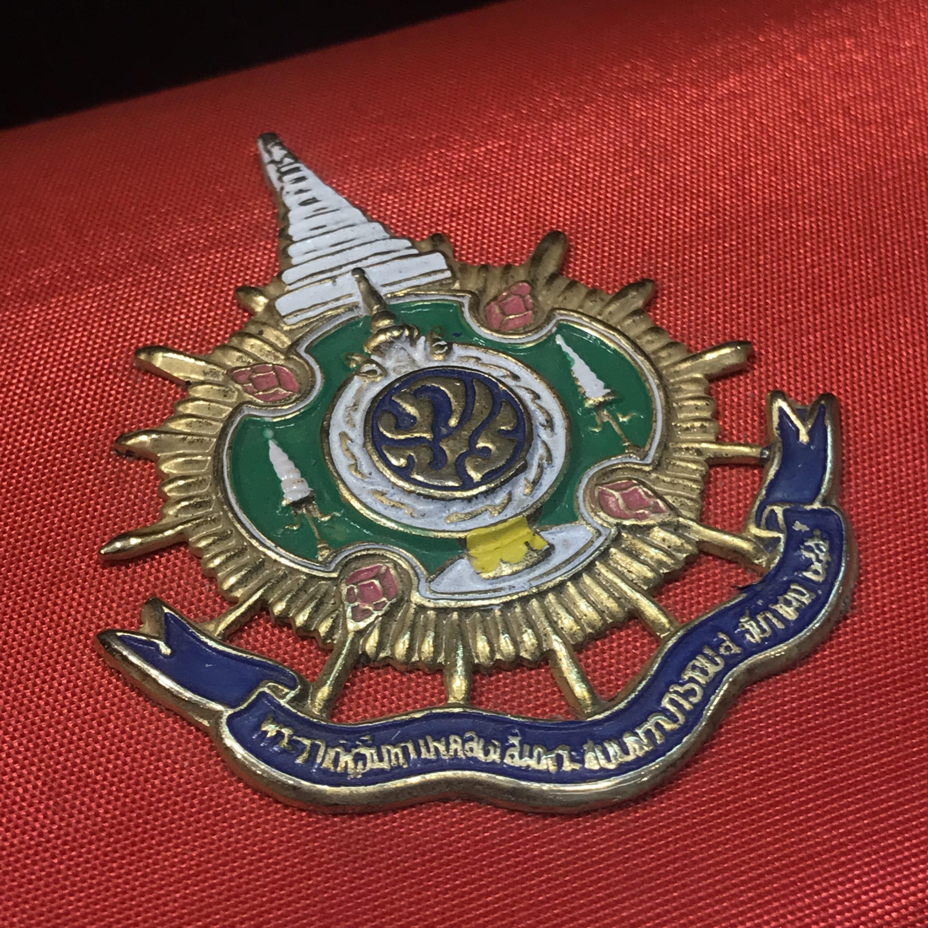 เหรียญที่ระลึกเนื่องในโอกาสครบ (50 ปี บรมราชาภิเษก)+(50 ปี ราชาภิเษกสมรส)เนื้อทองแดงรมดำพ่นทรายพิเศษ ขนาด 30มม. พร้อมกล่องบรรจุผ้าไหมยุคแรก(ตัวติดรุ่นนิยม)