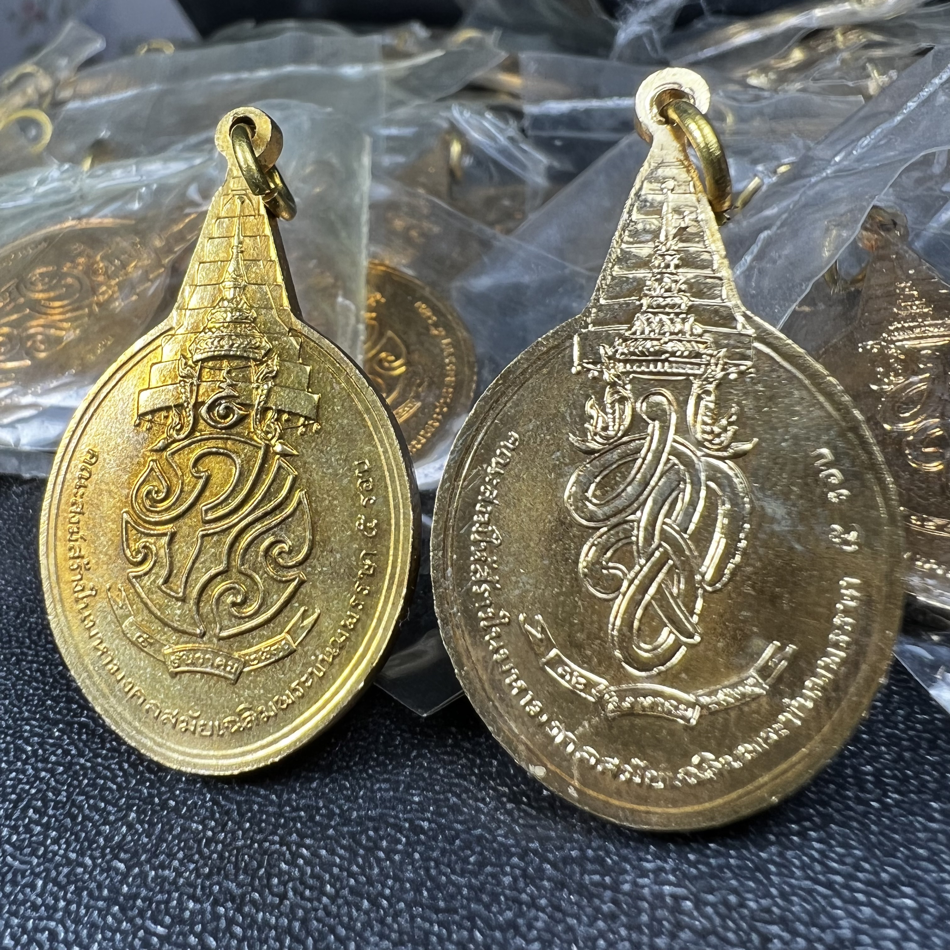 เหรียญพระชัยหลังช้าง ภปร. ปี 2530 + เหรียญพระชัยหลังช้าง สก. ปี 2535 (รวม2เหรียญ 1 คู่)คัดสภาพสวยซีนซองเดิม(พิธีใหญ่ นิยม)