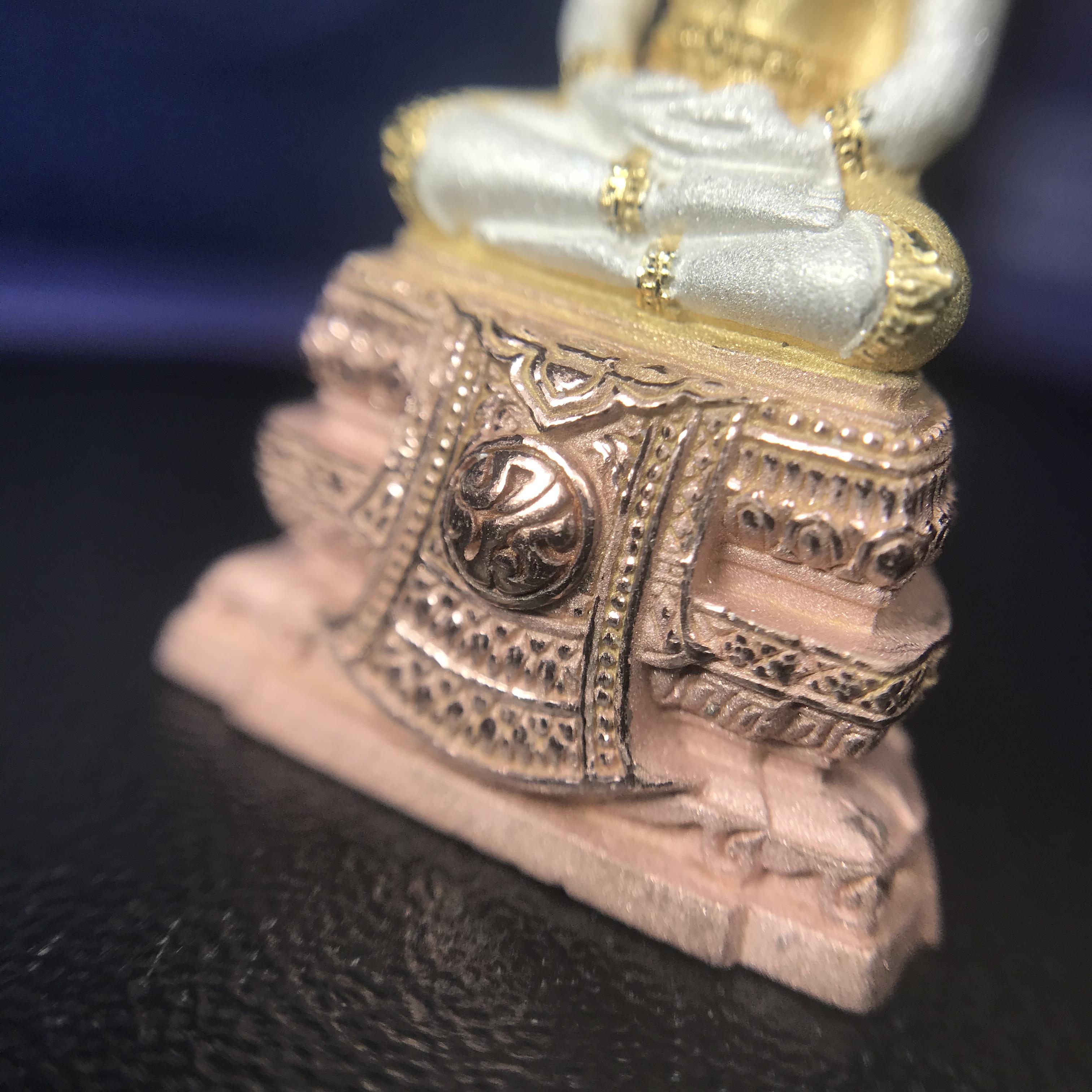 พระแก้วมรกต ภปร. ปี2547 จัดสร้างโดย รพ.ภูมิพลฯ เนื้อเงิน (3 กษัตริย์)ลอยองค์ หน้าตัก 1/2 นิ้ว (สภาพสวย กล่องบรรจุเดิมครบสมบูรณ์) (1ใน3000องค์)องค์หมายเลขมหามงคล 999 (ตองเก้า)เจริญเก้าหน้าในทุกด้าน