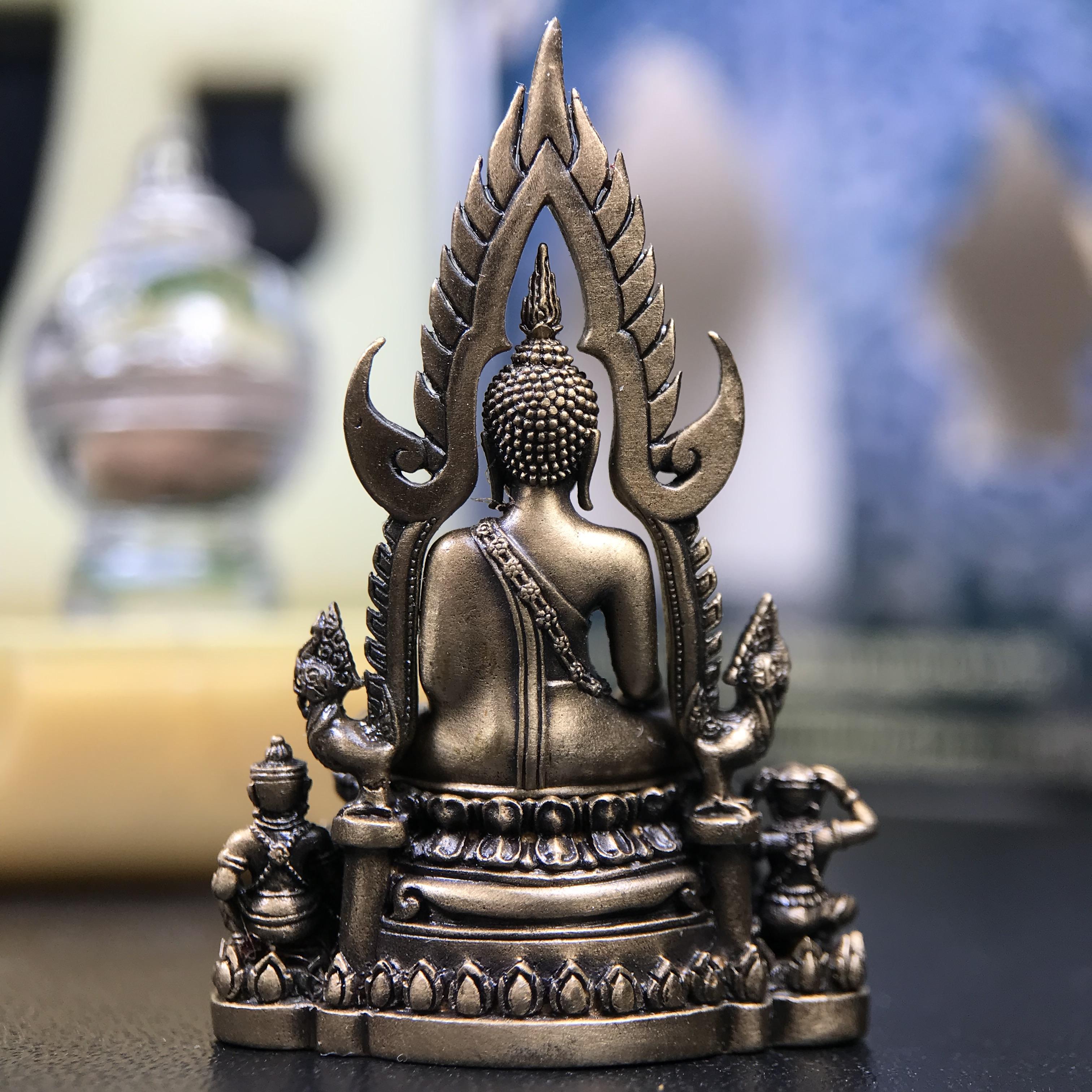 พระพุทธชินราช ภปร. 84 พรรษา ปี 2554 เนื้อบรอนซ์รมดำซาติน พิมพ์กลางขนาดหน้าตัก 1/2 นิ้ว(พระราชทานมวลสาร จิตรลดาและเส้นพระเจ้า(เส้นผม)รัชกาลที่9)พุทธศิลป์ทรงคุณค่าอีกหนึ่งรุ่นยอดนิยม(หมายเลข ๒๓๓๔))